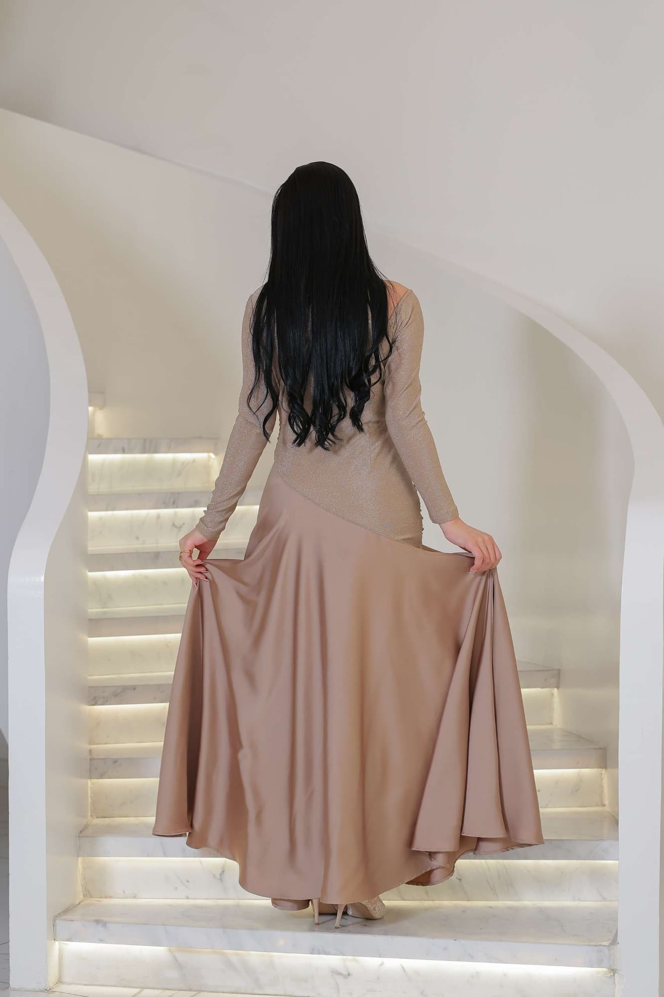 فستان أنيق بنفحة دافئة من الفخامة يجمع بين لمعان راقٍ ونعومة انسيابية