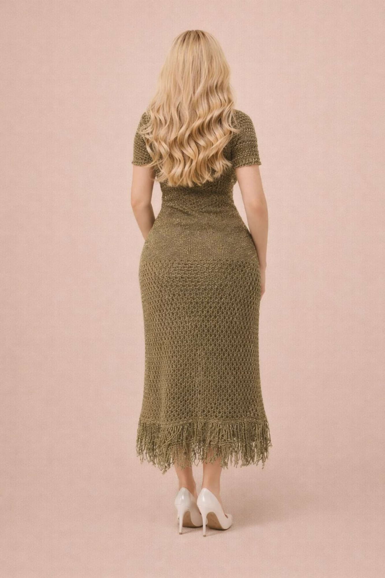 فستان أنيق بطابع أنثوي راقٍ، يجمع بين البساطة والفخامة بلون زيتوني دافئ يعكس هدوء الطبيعة وأناقتها