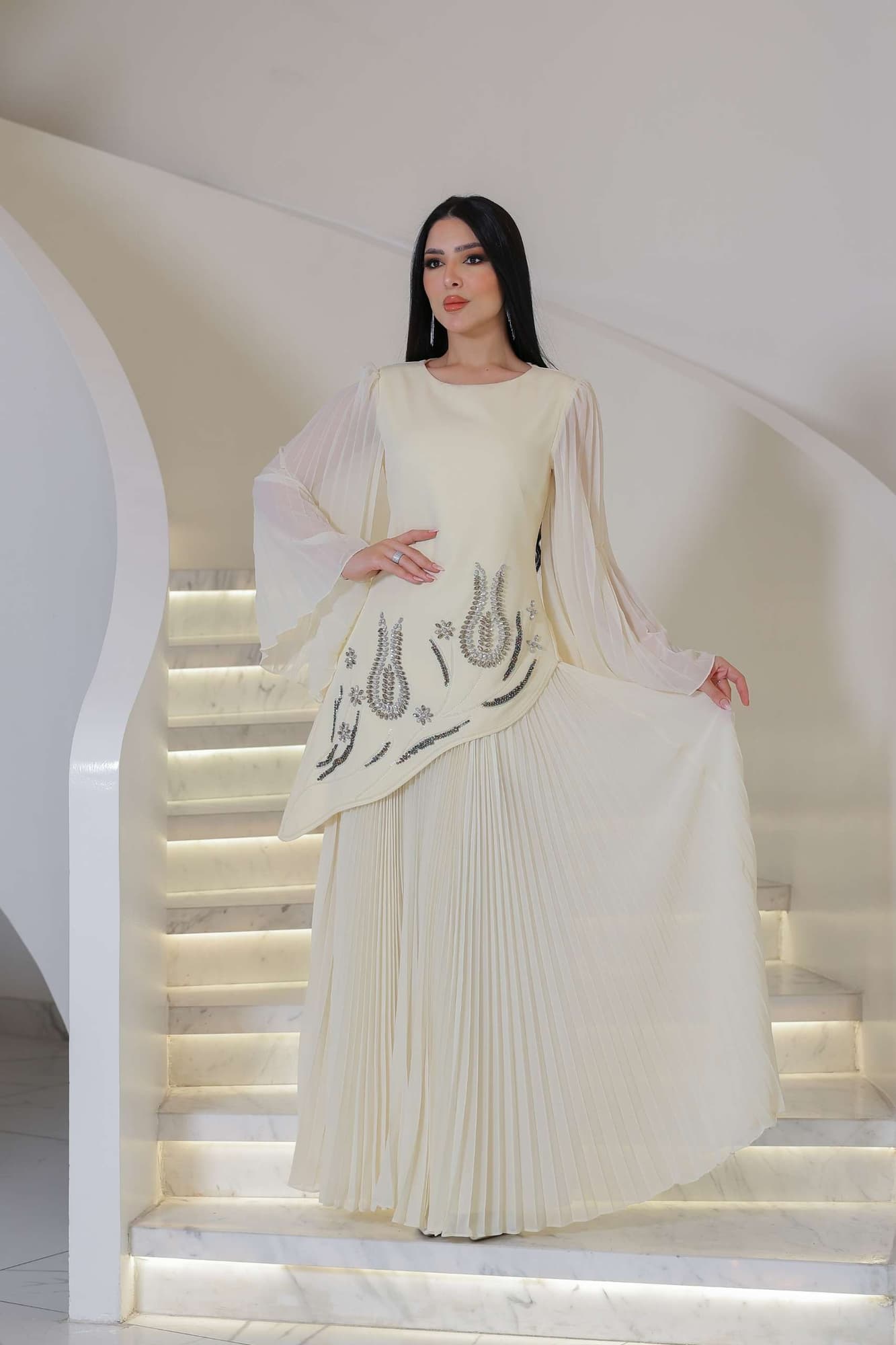 فستان سهره بقصة جانبيه مزينة بالكرستالات