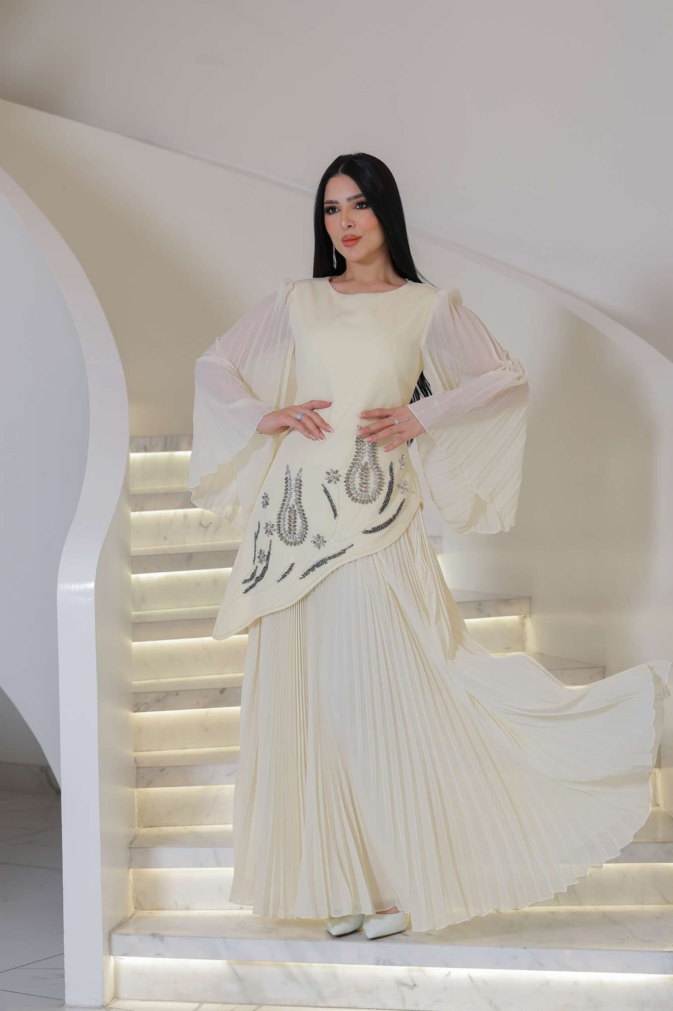 فستان سهره بقصة جانبيه مزينة بالكرستالات