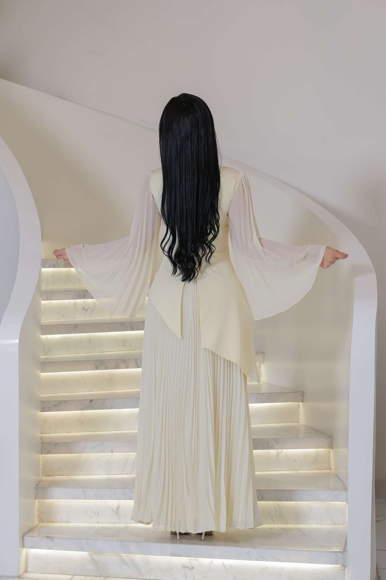 فستان سهره بقصة جانبيه مزينة بالكرستالات