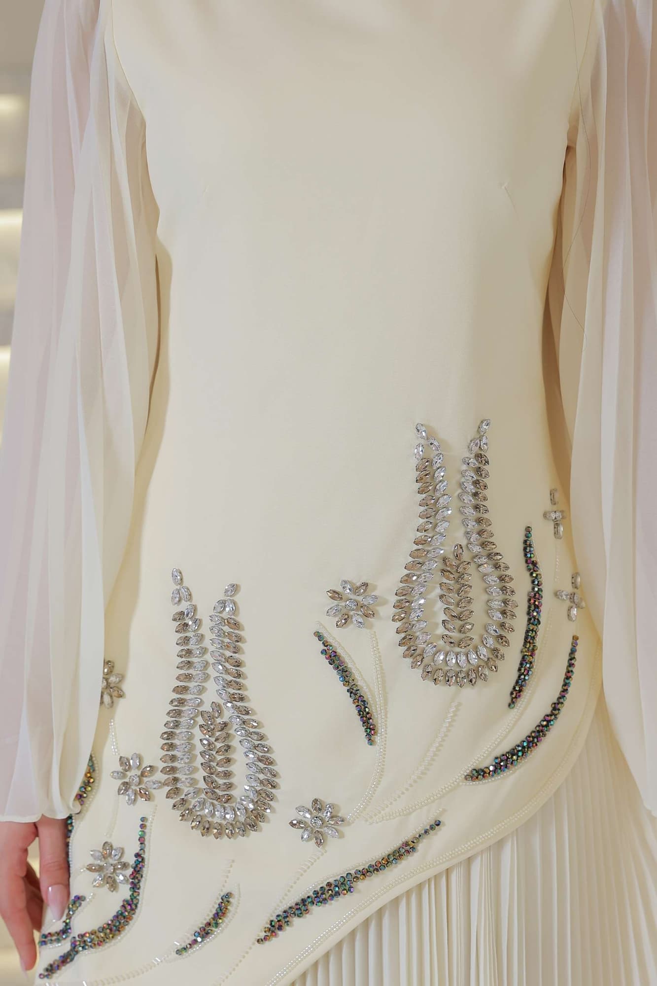 فستان سهره بقصة جانبيه مزينة بالكرستالات سكري