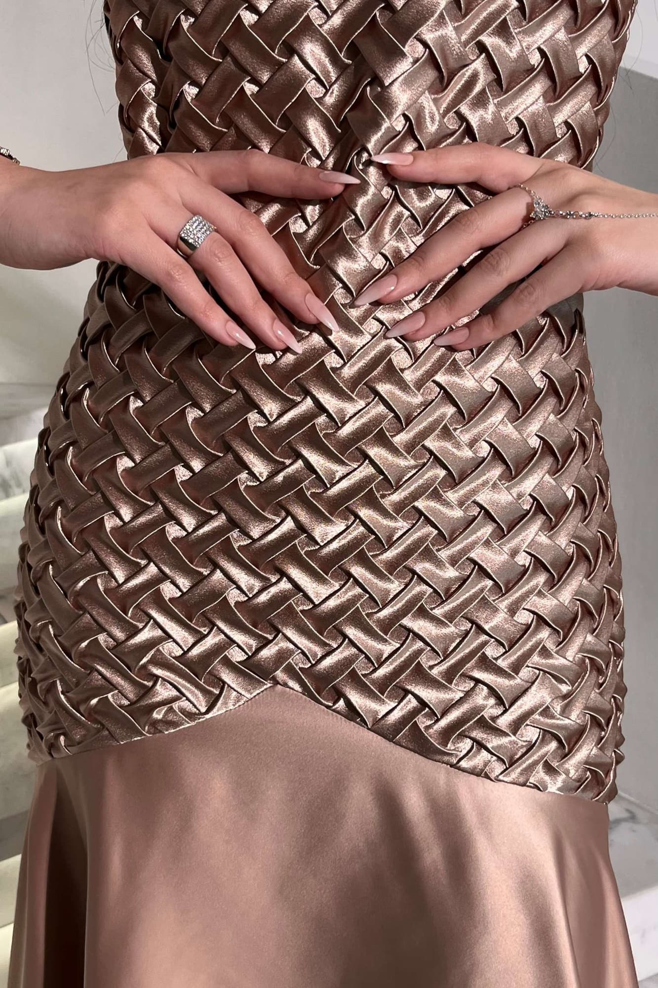 فستان أنثوي فاخر يجمع بين الرقي العصري والنعومة الكلاسيكية. بيج غامق