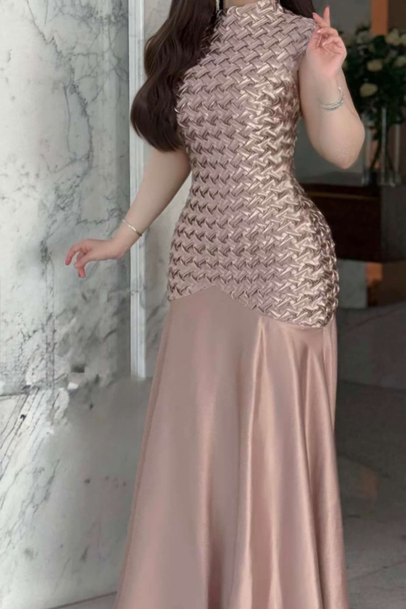 فستان أنثوي فاخر يجمع بين الرقي العصري والنعومة الكلاسيكية.