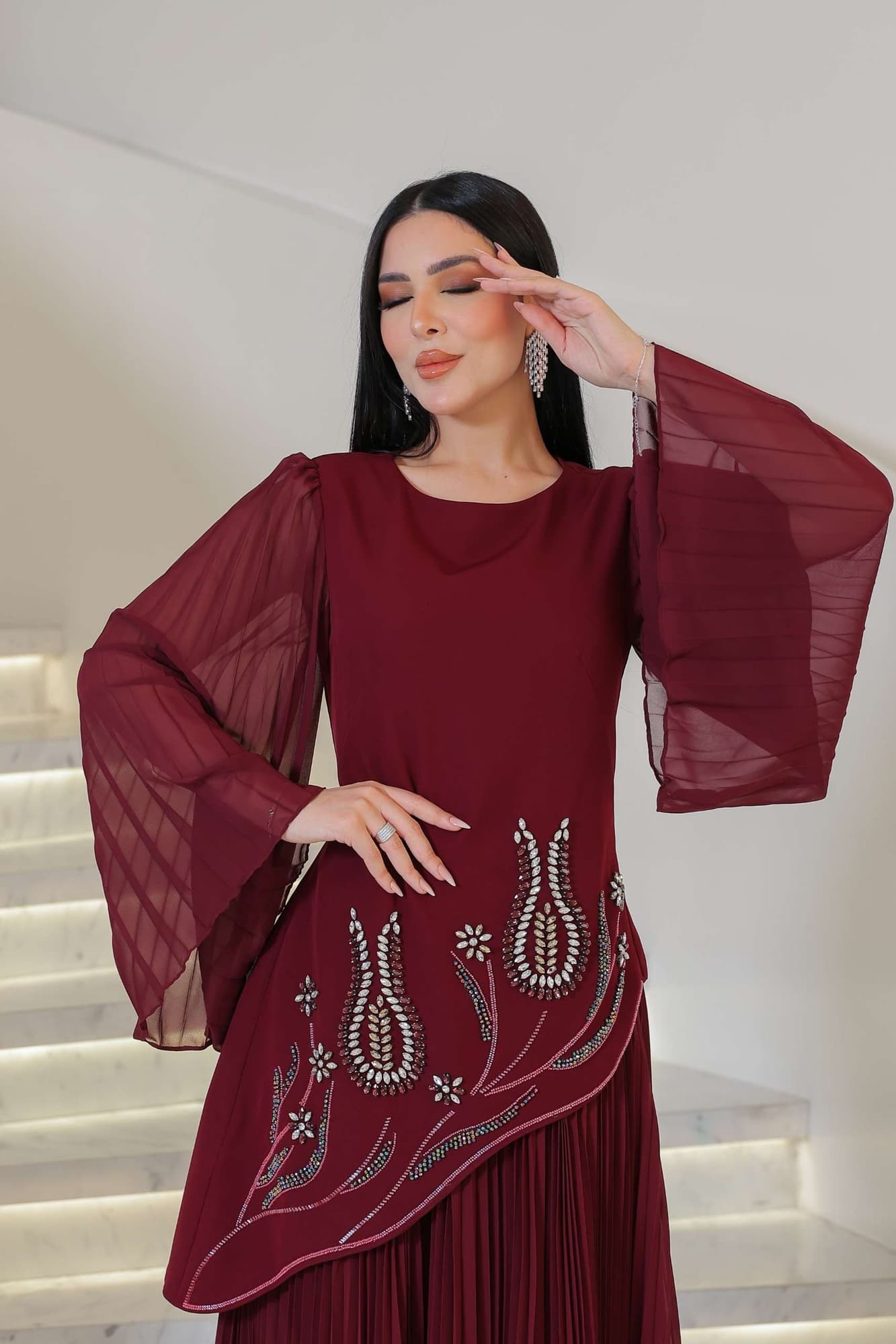 فستان سهره بقصة جانبيه مزينة بالكرستالات