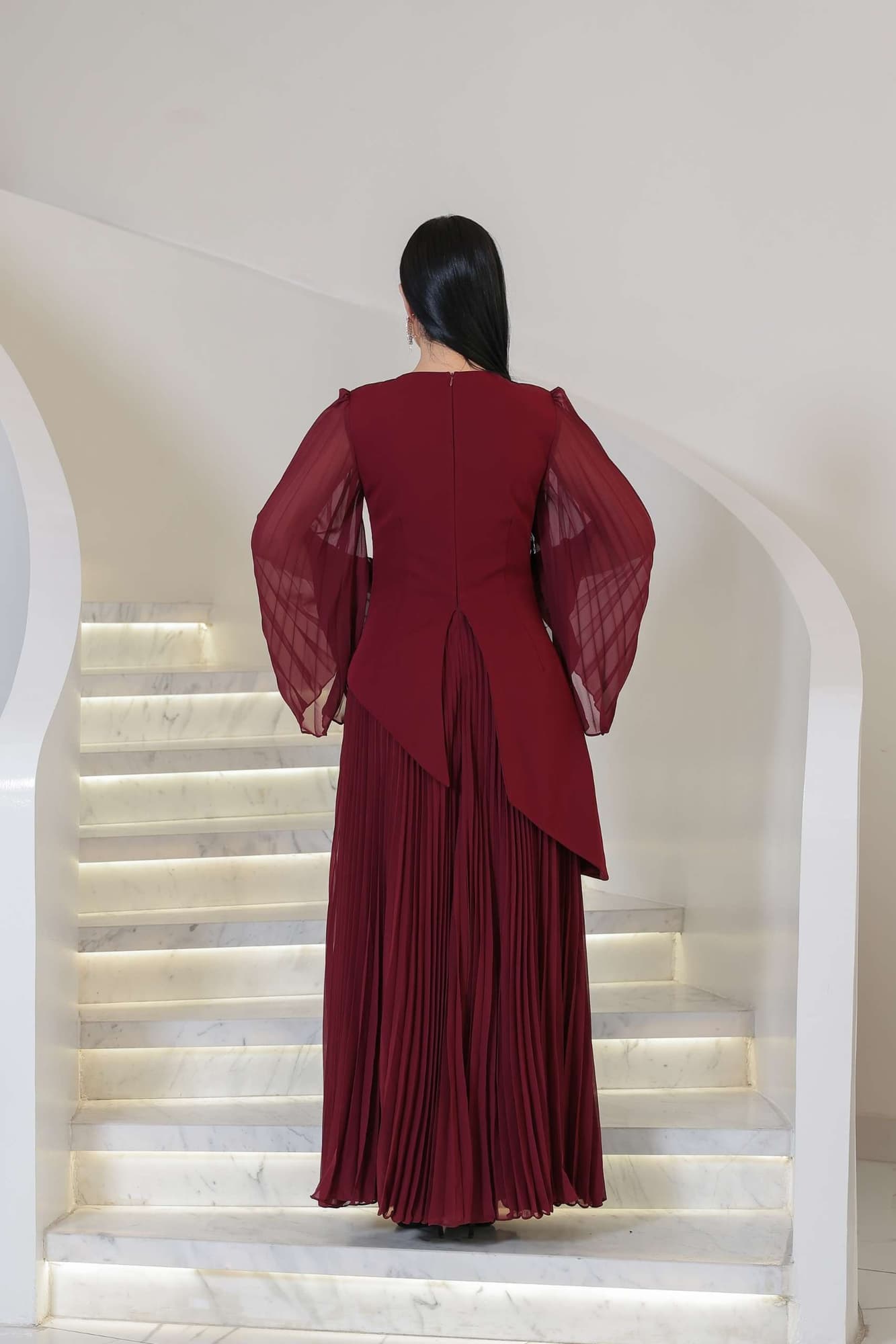 فستان سهره بقصة جانبيه مزينة بالكرستالات