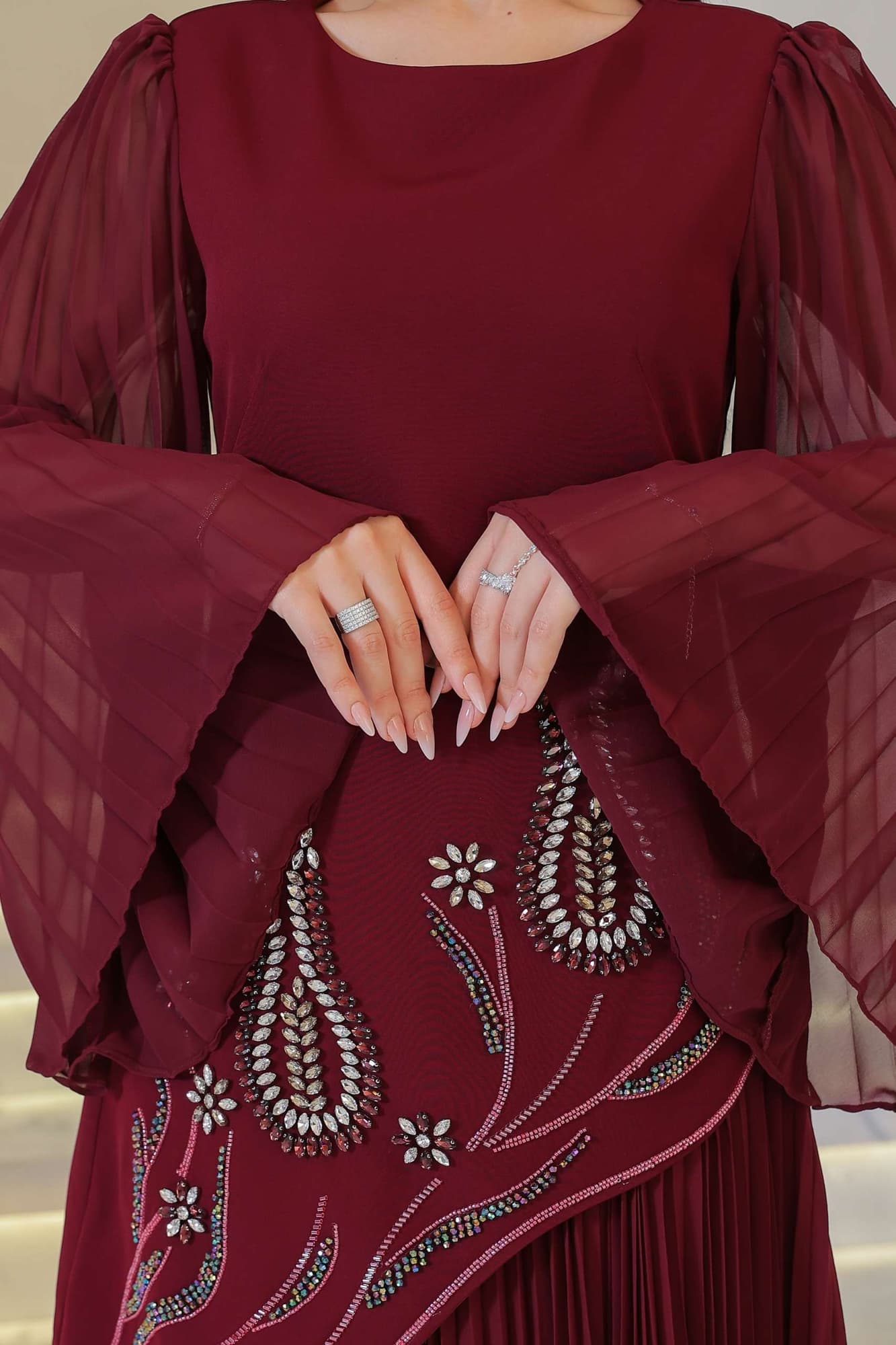 فستان سهره بقصة جانبيه مزينة بالكرستالات عودي