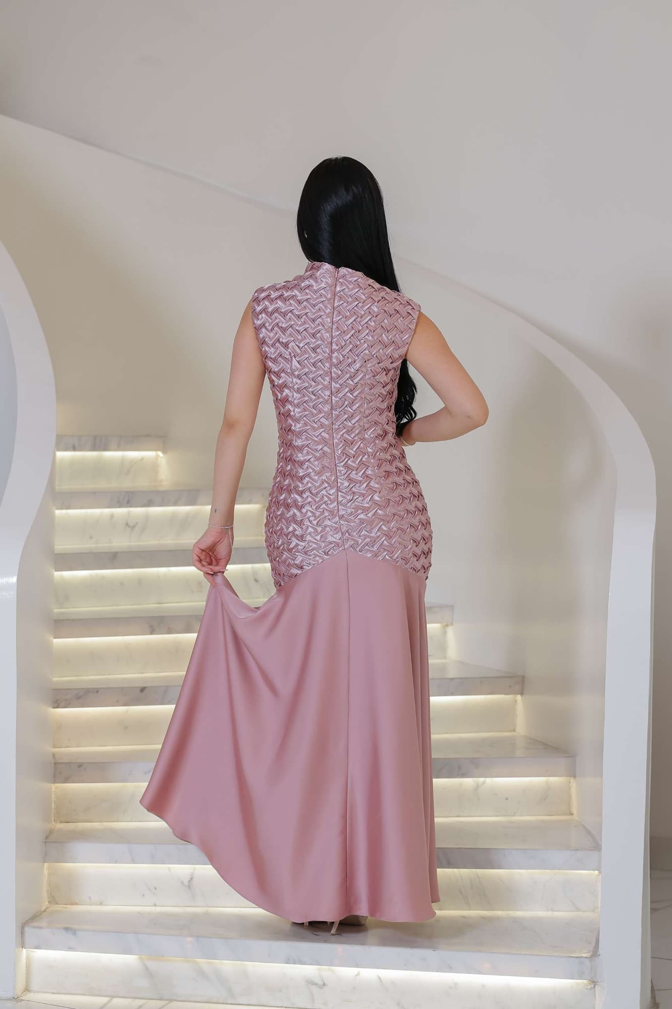 فستان أنثوي فاخر يجمع بين الرقي العصري والنعومة الكلاسيكية