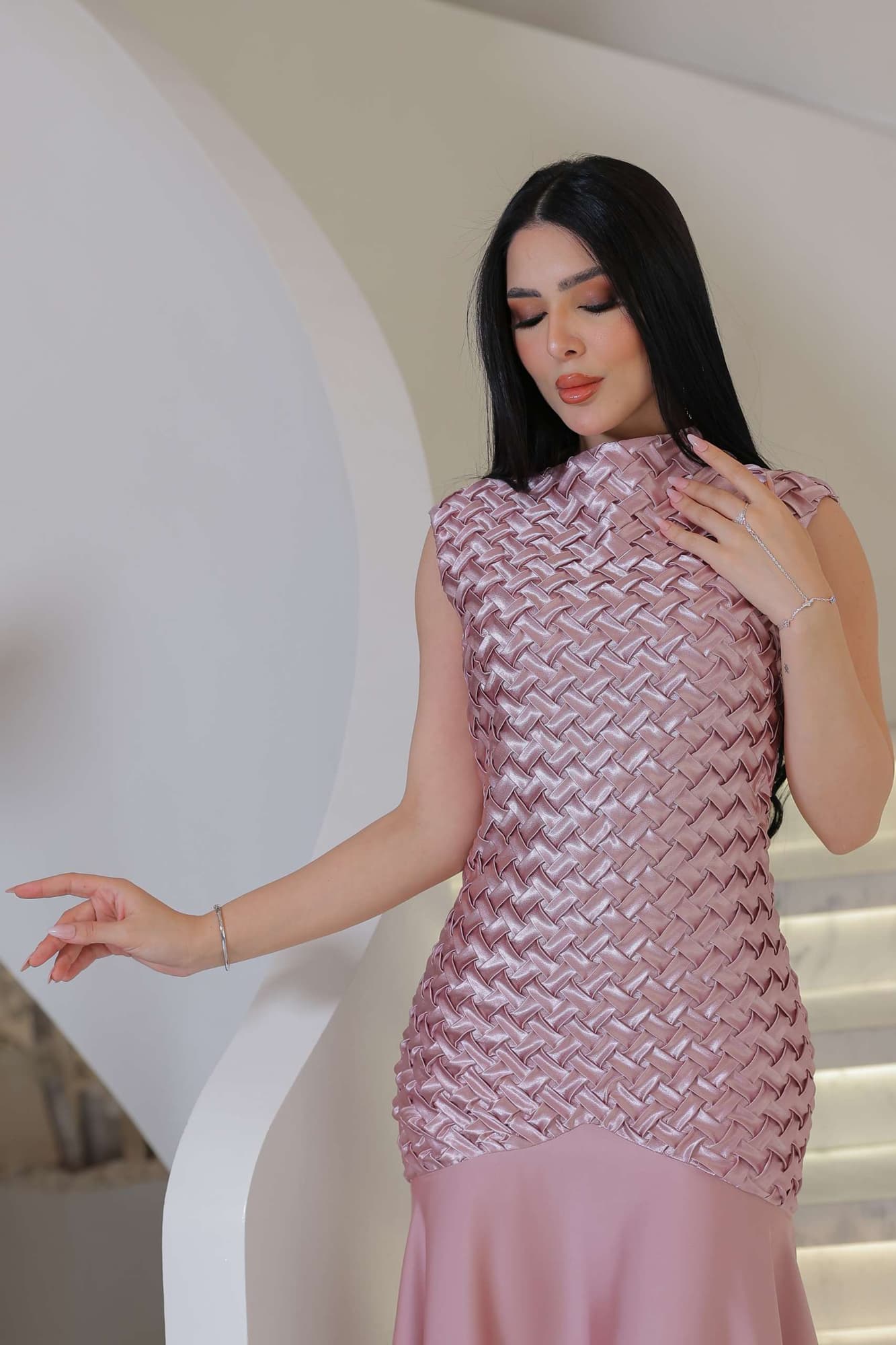 فستان أنثوي فاخر يجمع بين الرقي العصري والنعومة الكلاسيكية