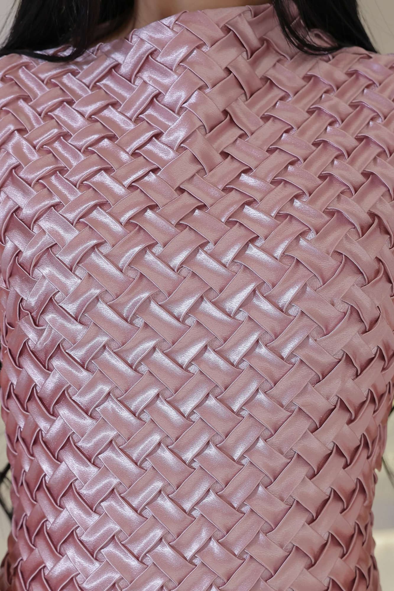 فستان أنثوي فاخر يجمع بين الرقي العصري والنعومة الكلاسيكية وردي