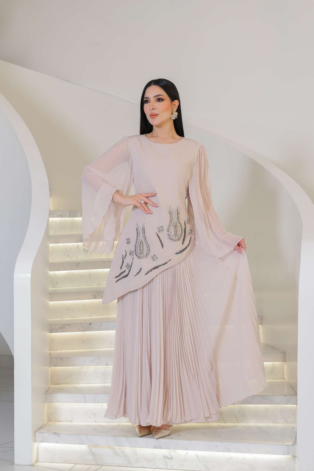 فستان سهره بقصة جانبيه مزينة بالكرستالات