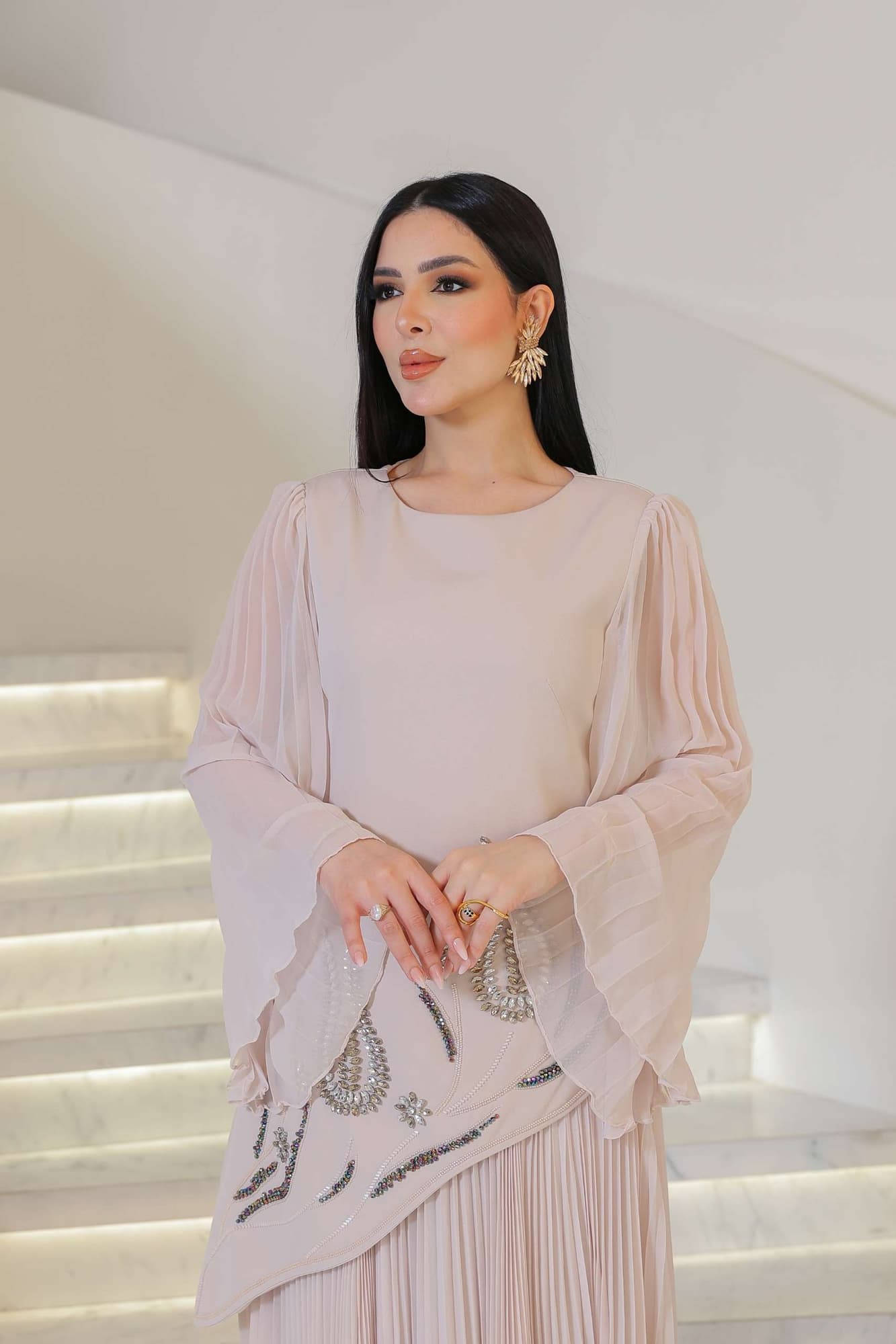 فستان سهره بقصة جانبيه مزينة بالكرستالات