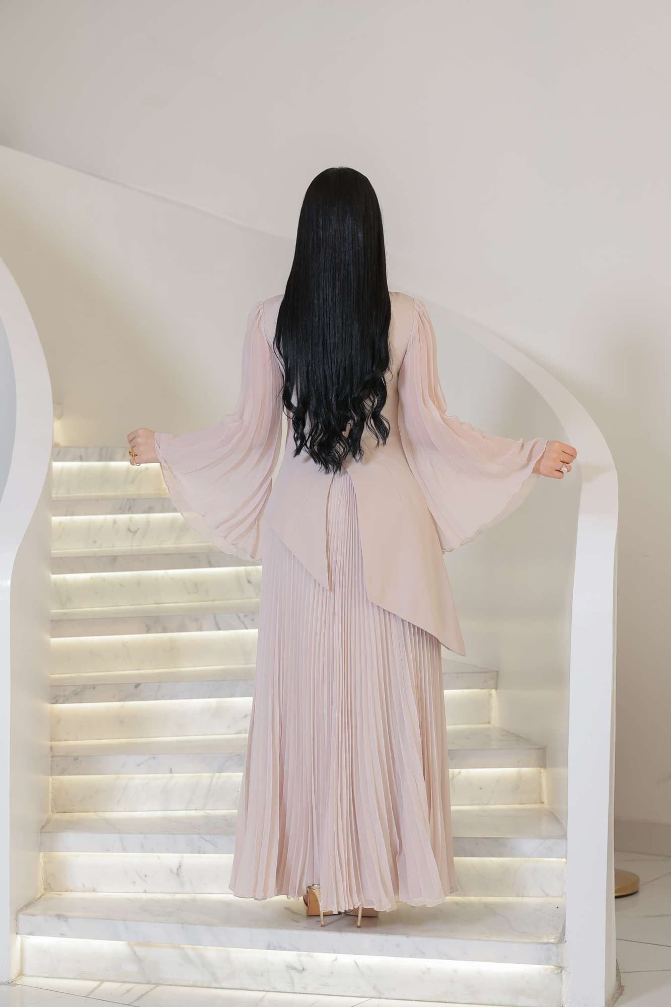 فستان سهره بقصة جانبيه مزينة بالكرستالات