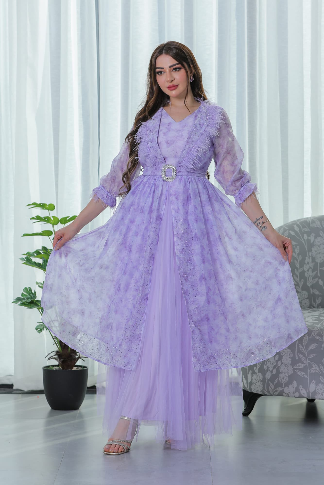 فستان شيفون بطبعة ورد وريش عالاكمام