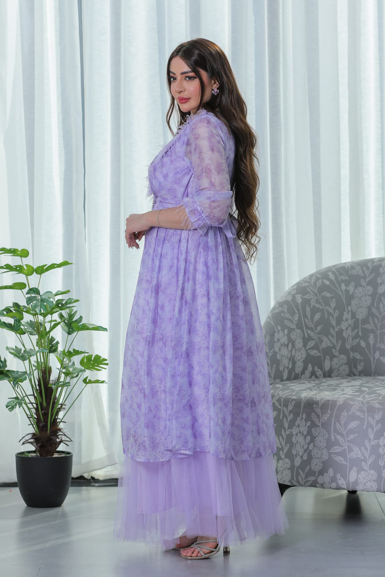 فستان شيفون بطبعة ورد وريش عالاكمام