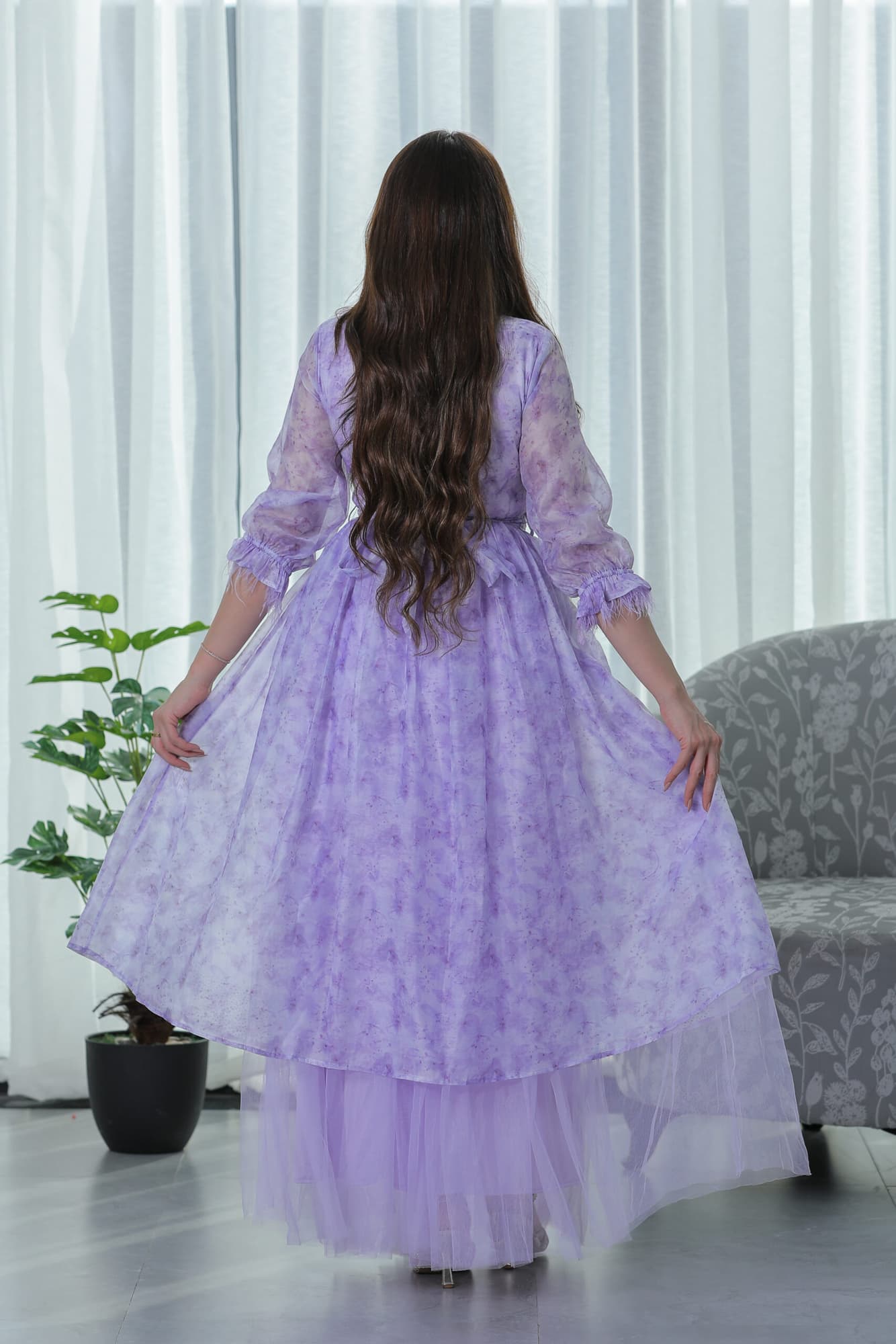 فستان شيفون بطبعة ورد وريش عالاكمام