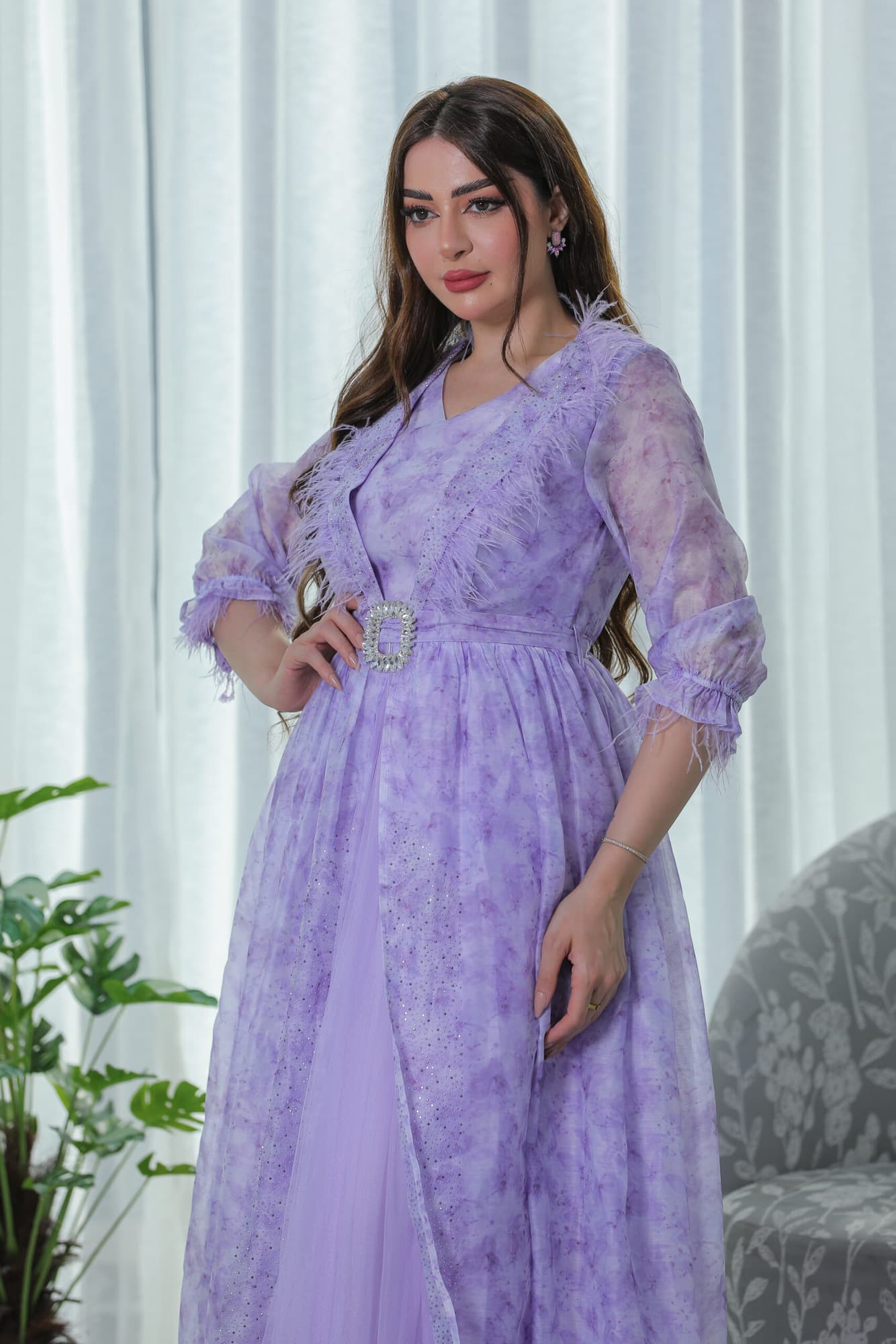 فستان شيفون بطبعة ورد وريش عالاكمام