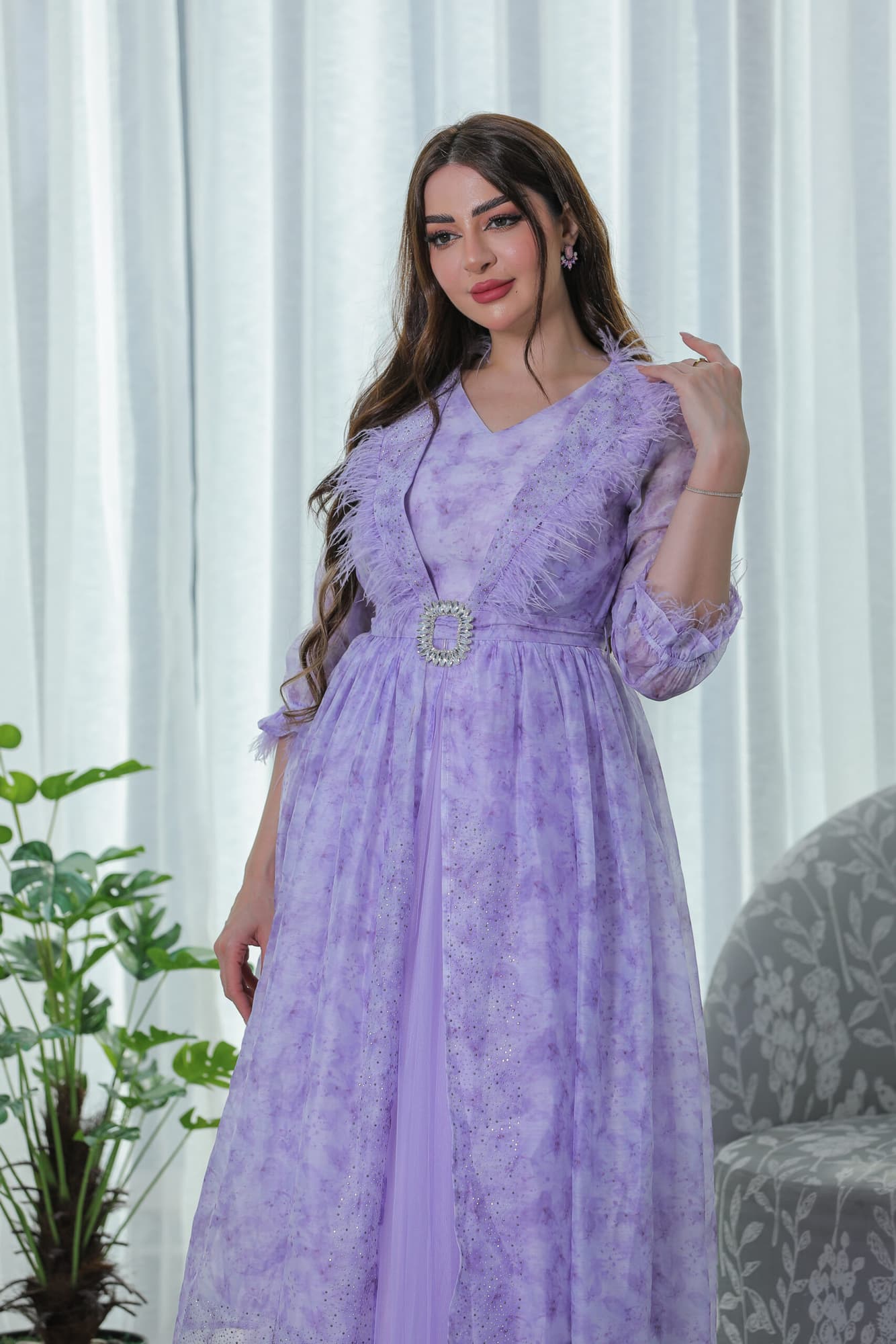 فستان شيفون بطبعة ورد وريش عالاكمام