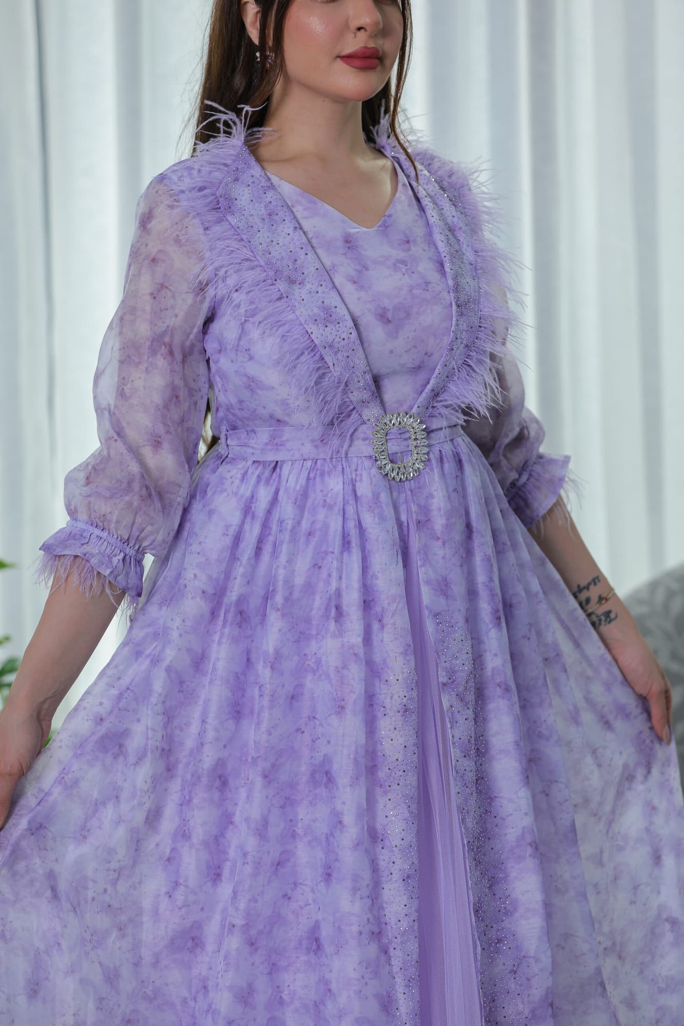 فستان شيفون بطبعة ورد وريش عالاكمام موف