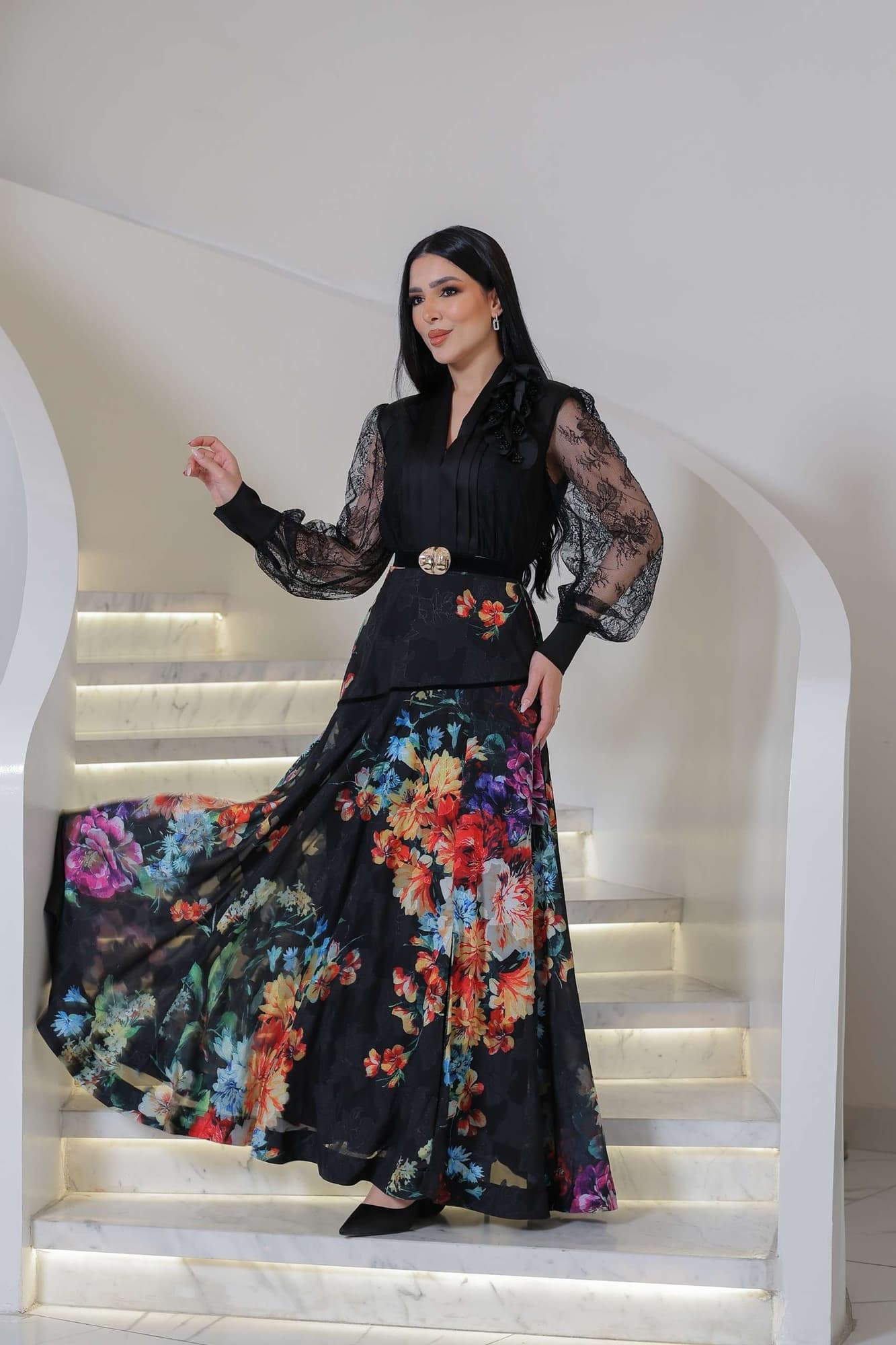 فستان أنيق يجمع بين الرقي والأنوثة، بتصميم أسود راقٍ مزدان بنقشات زهرية ملونة