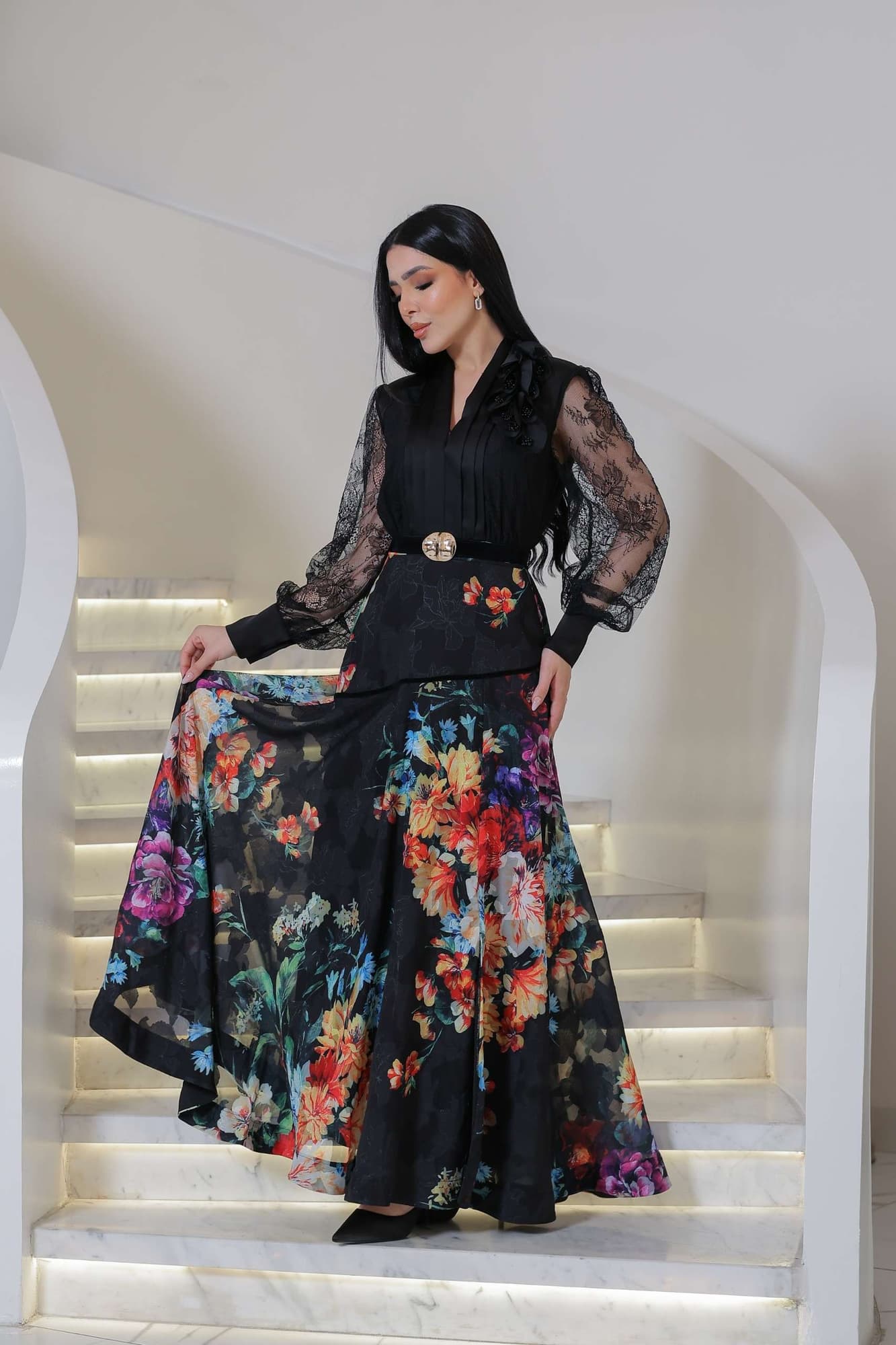 فستان أنيق يجمع بين الرقي والأنوثة، بتصميم أسود راقٍ مزدان بنقشات زهرية ملونة