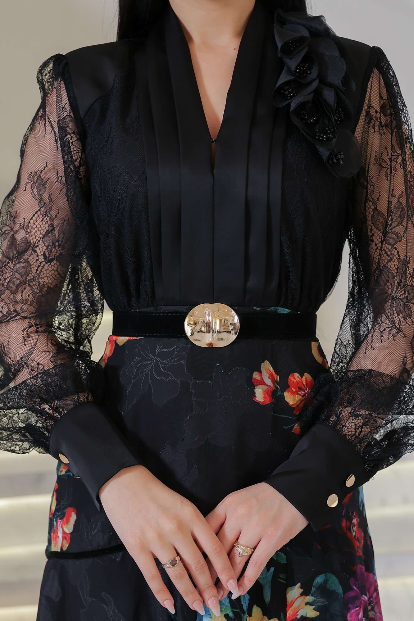 فستان أنيق يجمع بين الرقي والأنوثة، بتصميم أسود راقٍ مزدان بنقشات زهرية ملونة