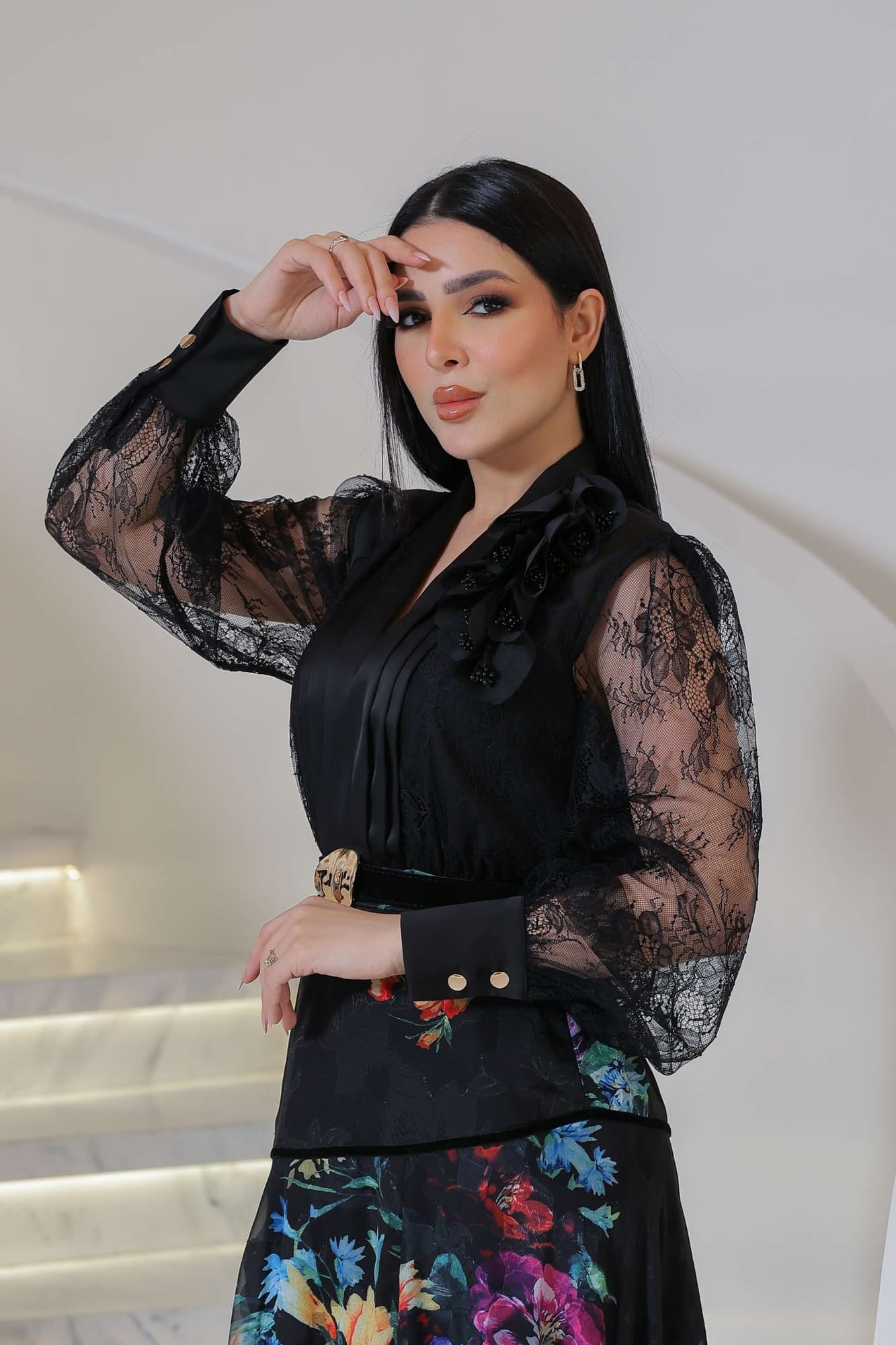 فستان أنيق يجمع بين الرقي والأنوثة، بتصميم أسود راقٍ مزدان بنقشات زهرية ملونة