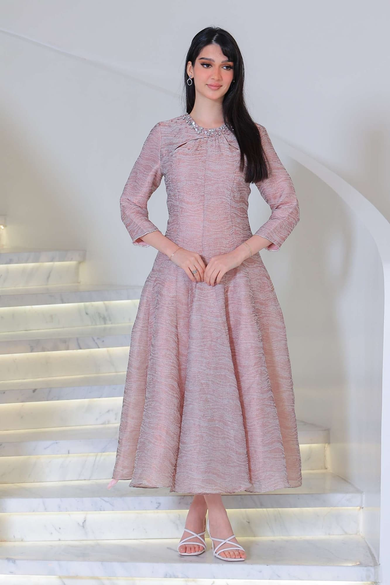 فستان ميدي أنثوي بلون وردي هادئ، يجمع بين الرقي والبساطة بتفاصيل ناعمة