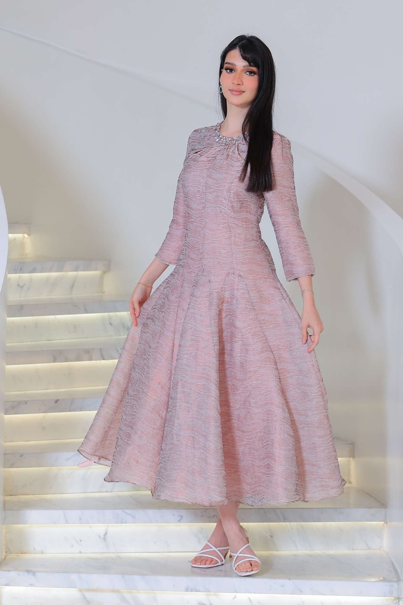 فستان ميدي أنثوي بلون وردي هادئ، يجمع بين الرقي والبساطة بتفاصيل ناعمة