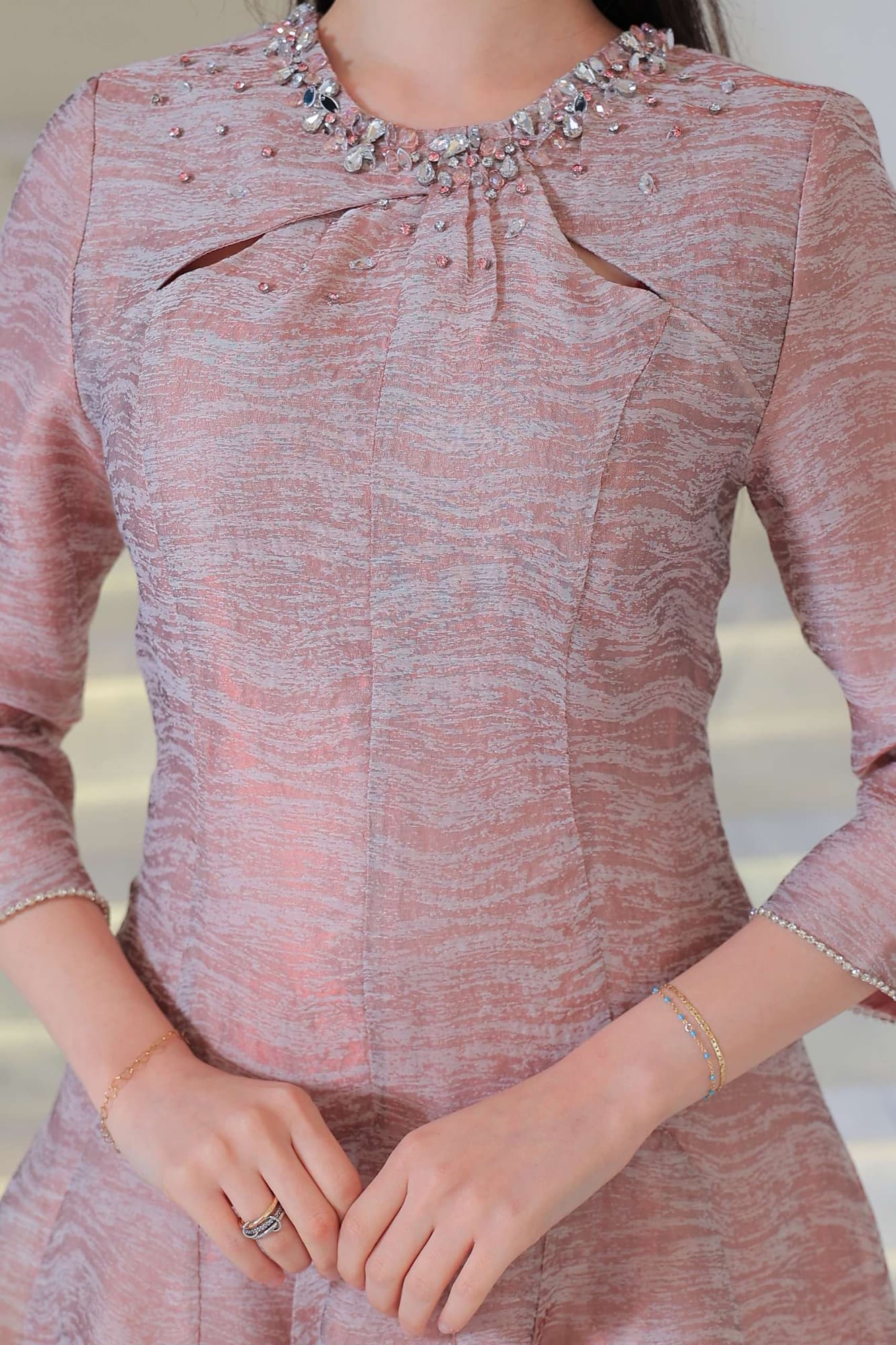 فستان ميدي أنثوي بلون وردي هادئ، يجمع بين الرقي والبساطة بتفاصيل ناعمة