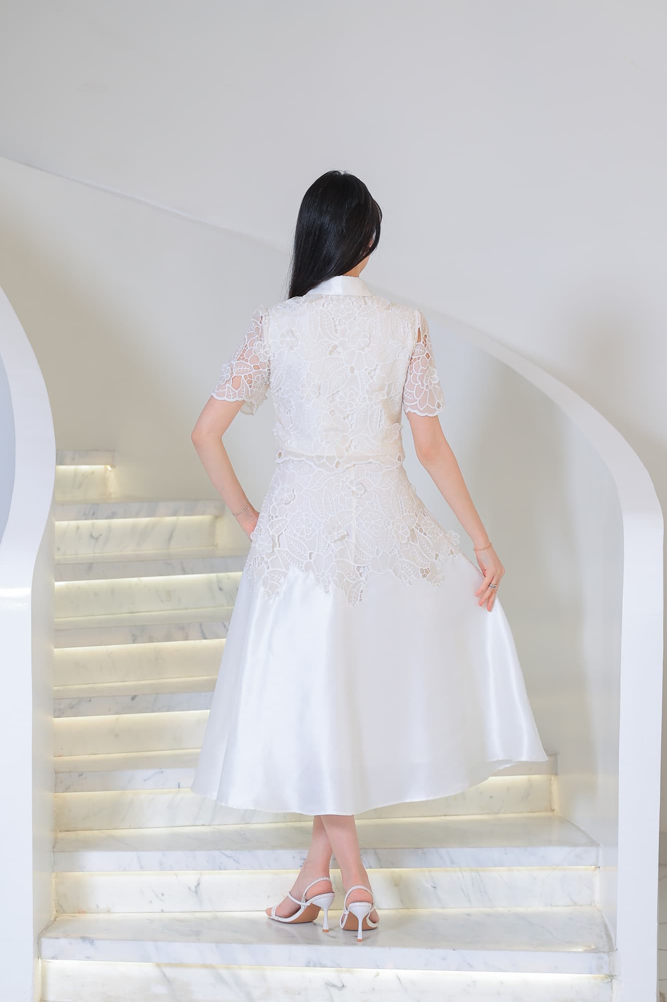 فستان  أنيق بتصميم ناعم كلاسيكي