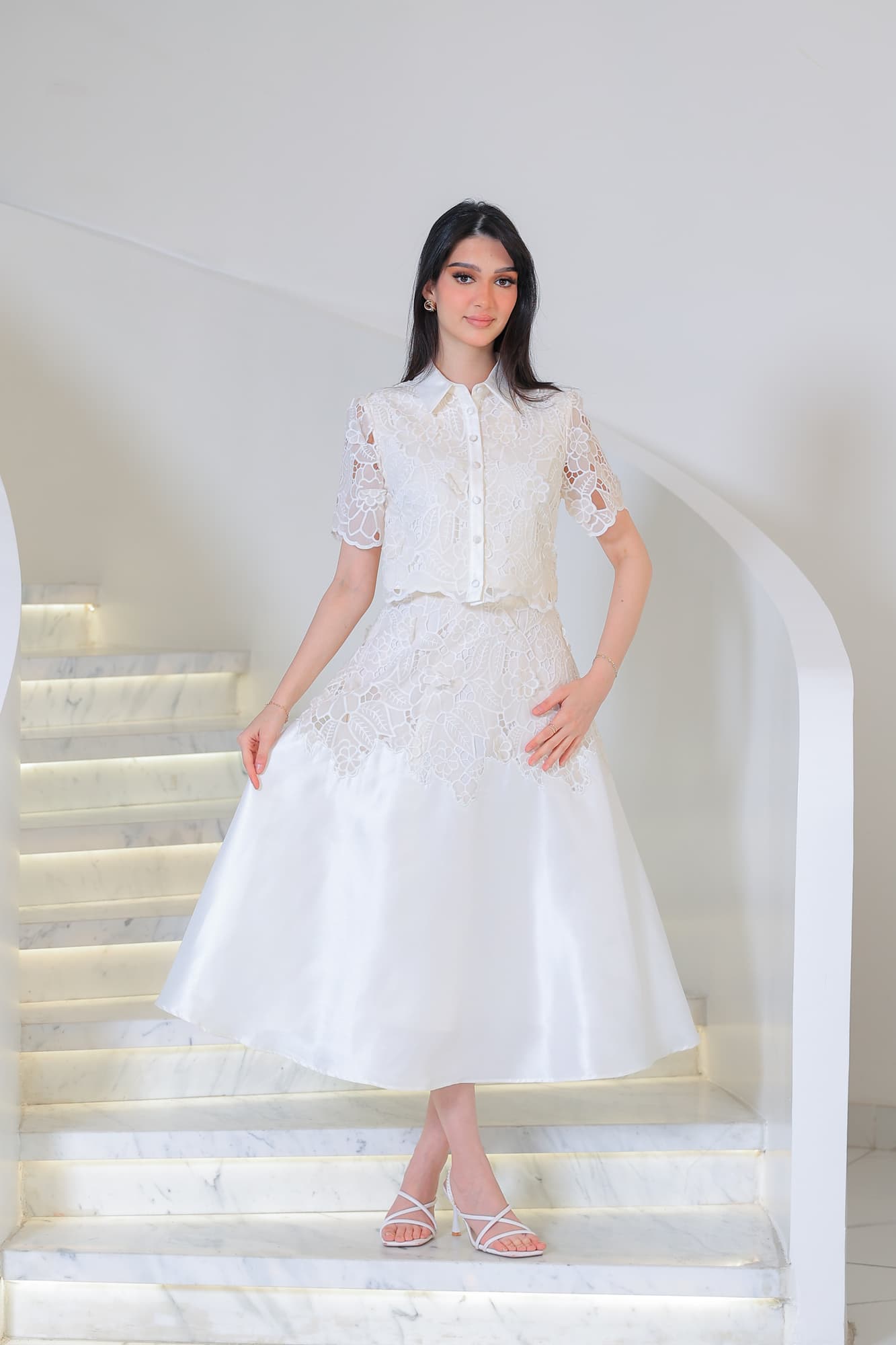 فستان  أنيق بتصميم ناعم كلاسيكي