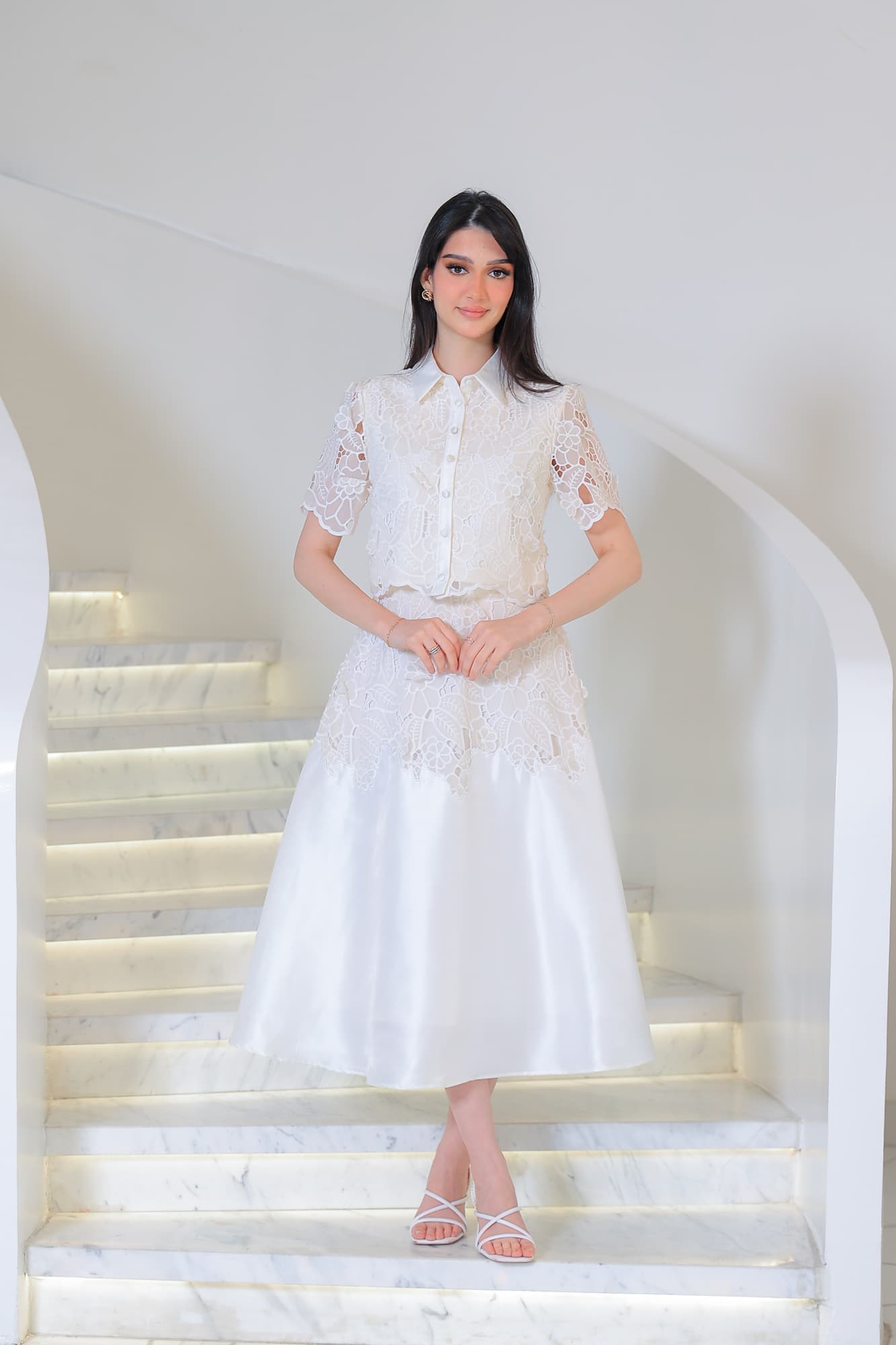 فستان  أنيق بتصميم ناعم كلاسيكي