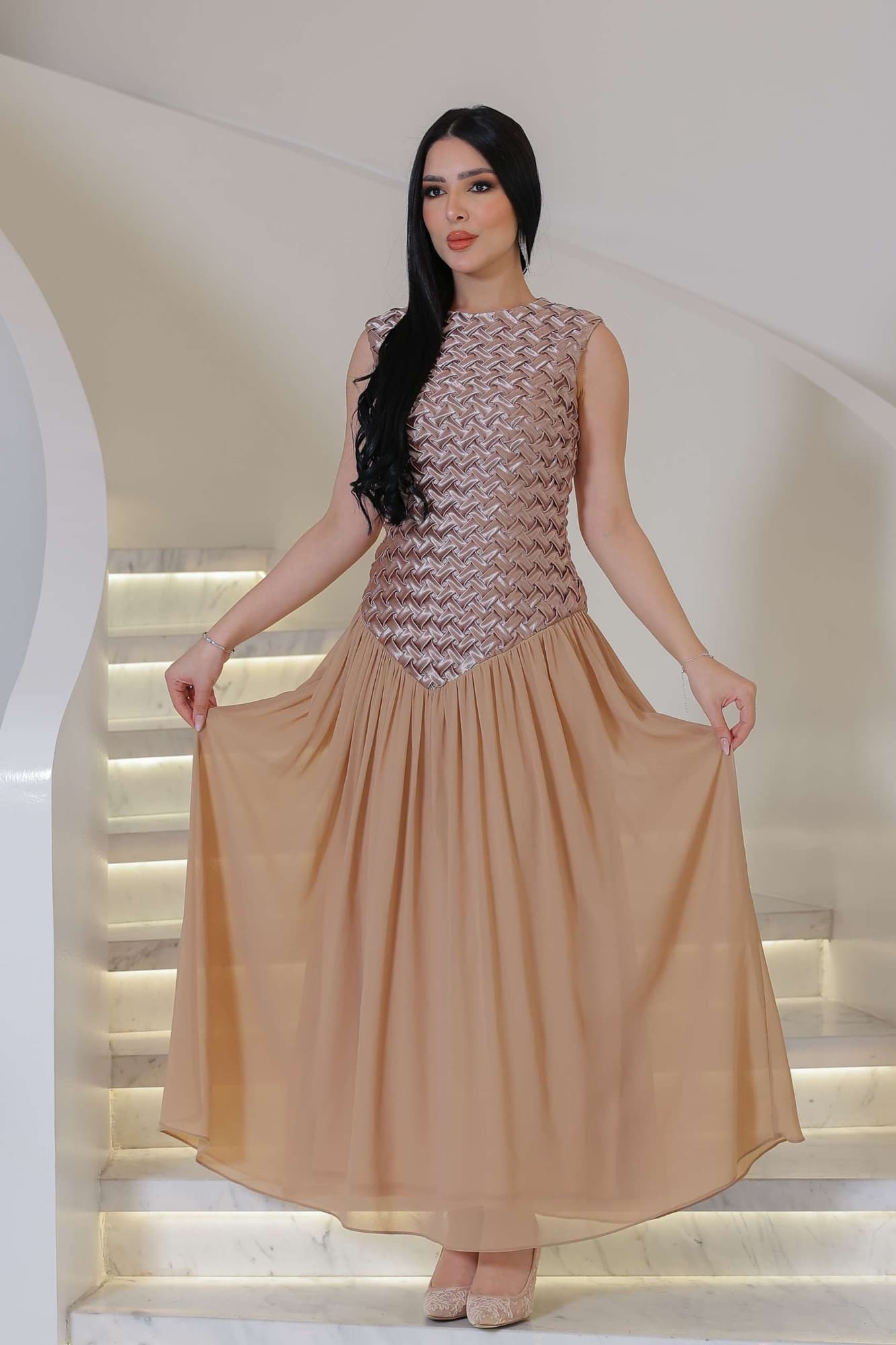فستان ناعم منسوج بنقشة أنيقة تضيف بعدًا عصريًا ولمسة فاخرة