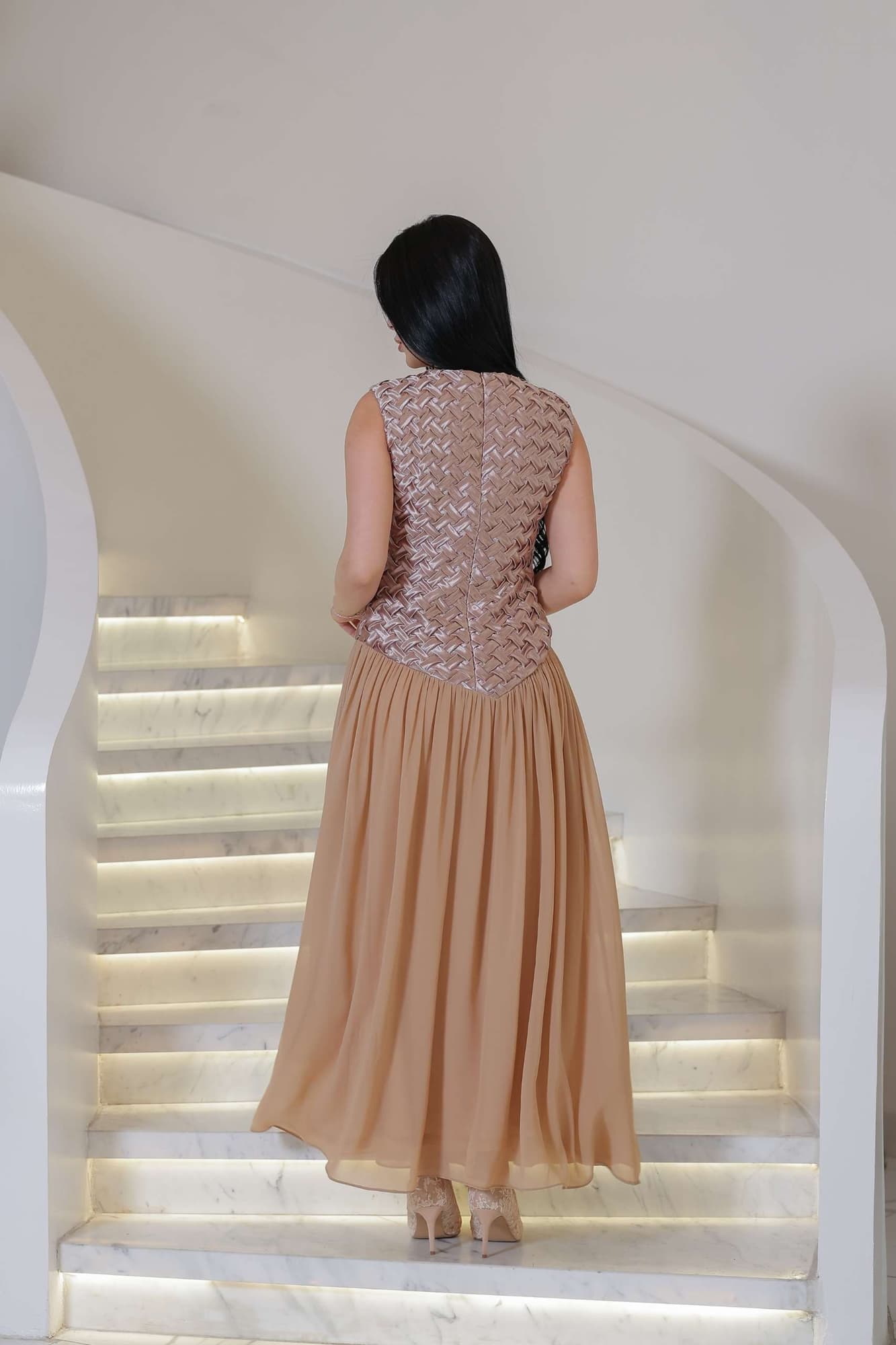 فستان ناعم منسوج بنقشة أنيقة تضيف بعدًا عصريًا ولمسة فاخرة