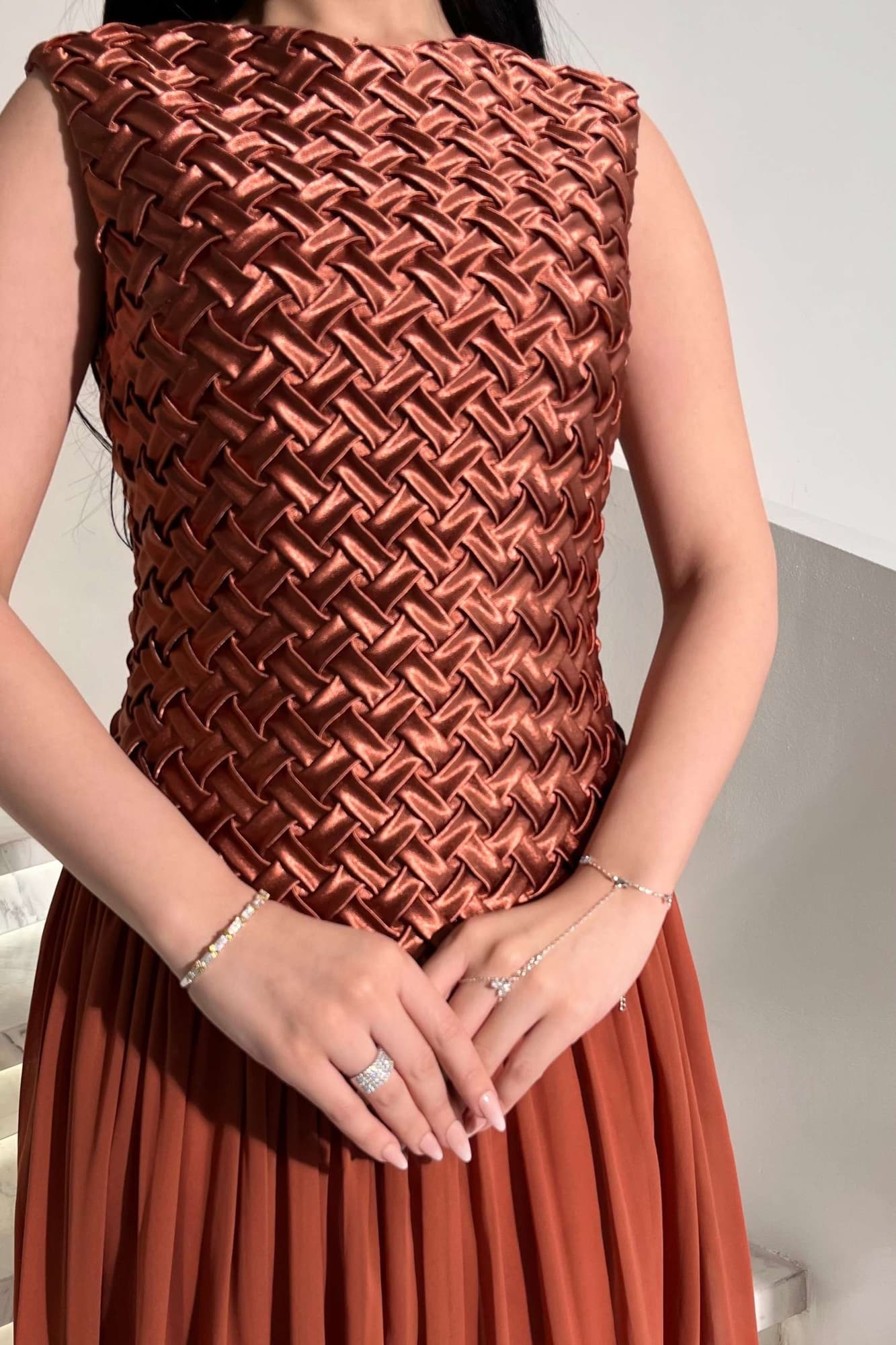 فستان ناعم منسوج بنقشة أنيقة تضيف بعدًا عصريًا ولمسة فاخرة