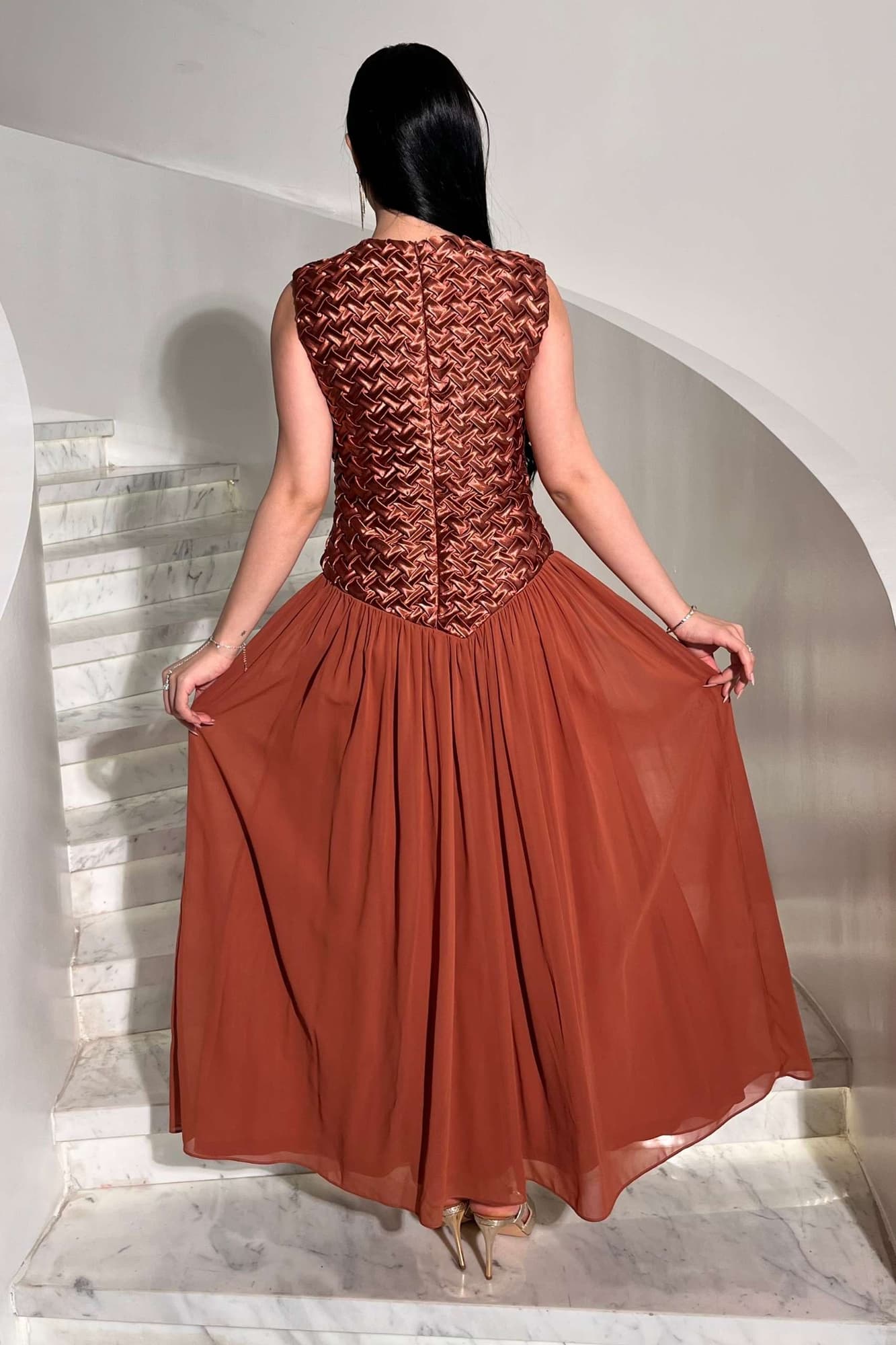 فستان ناعم منسوج بنقشة أنيقة تضيف بعدًا عصريًا ولمسة فاخرة