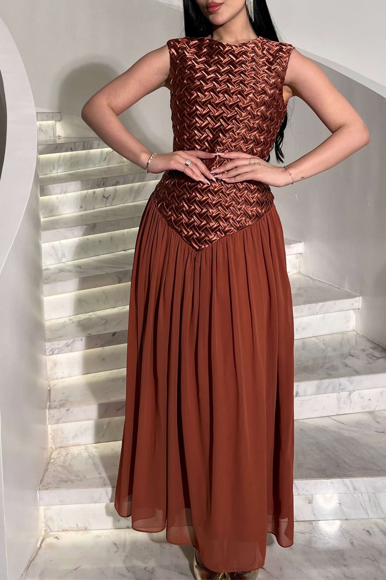 فستان ناعم منسوج بنقشة أنيقة تضيف بعدًا عصريًا ولمسة فاخرة