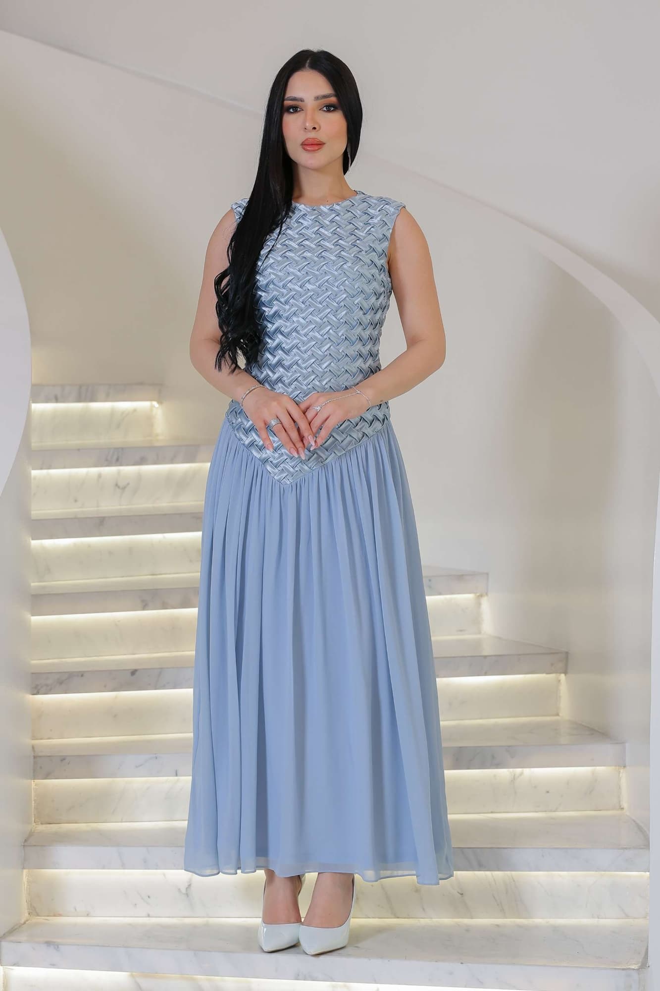 فستان ناعم منسوج بنقشة أنيقة تضيف بعدًا عصريًا ولمسة فاخرة