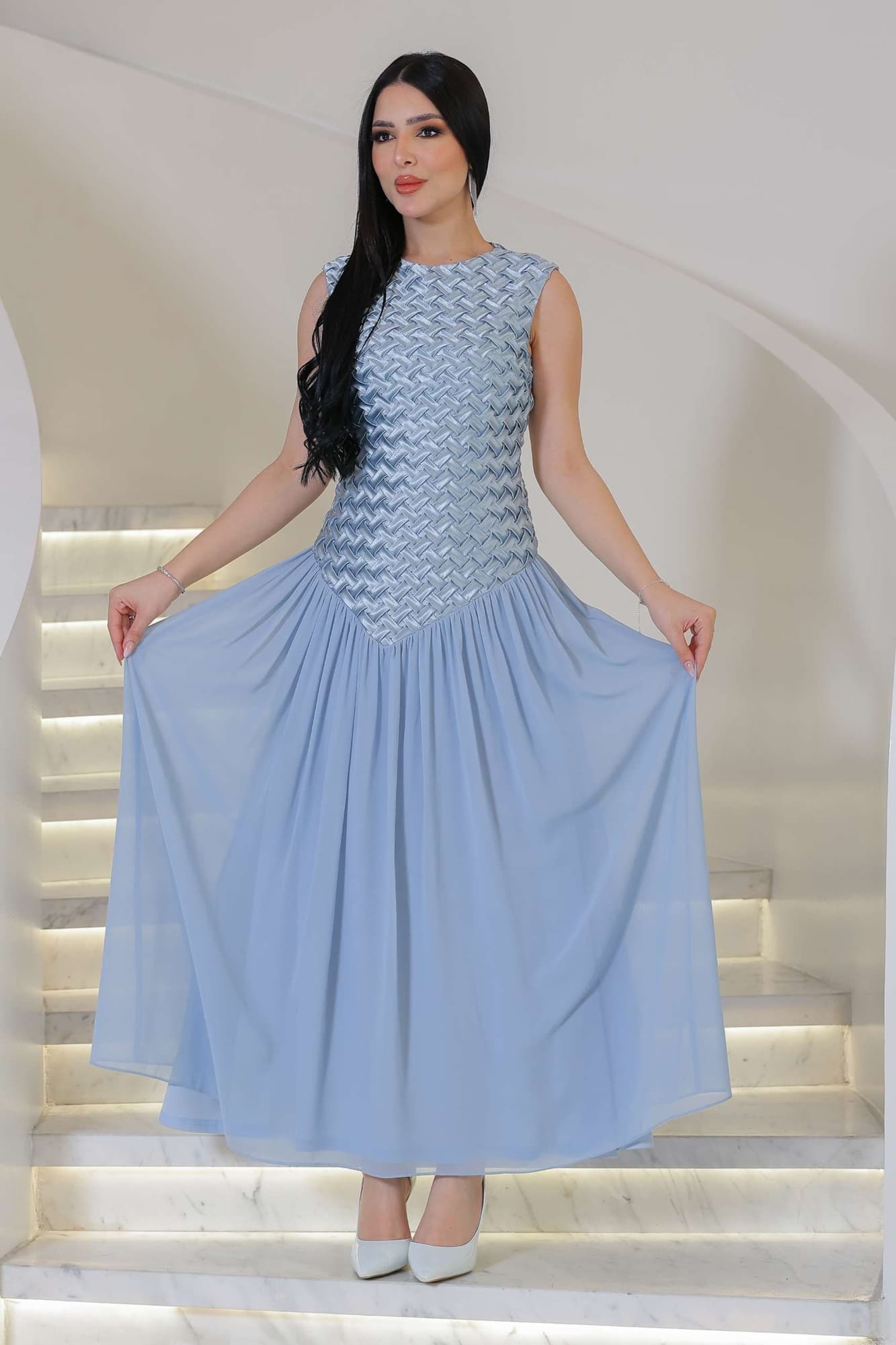 فستان ناعم منسوج بنقشة أنيقة تضيف بعدًا عصريًا ولمسة فاخرة