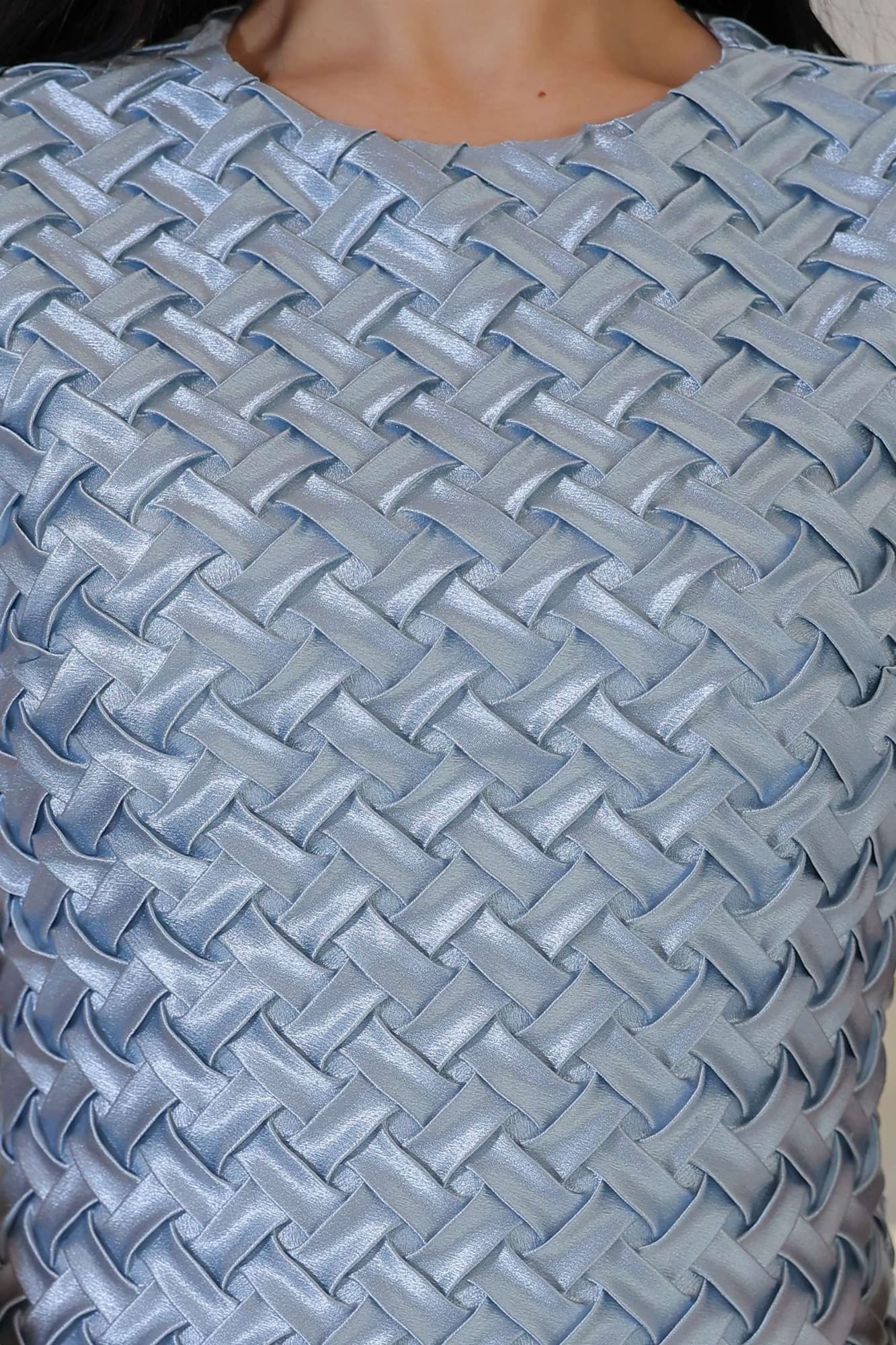 فستان ناعم منسوج بنقشة أنيقة تضيف بعدًا عصريًا ولمسة فاخرة