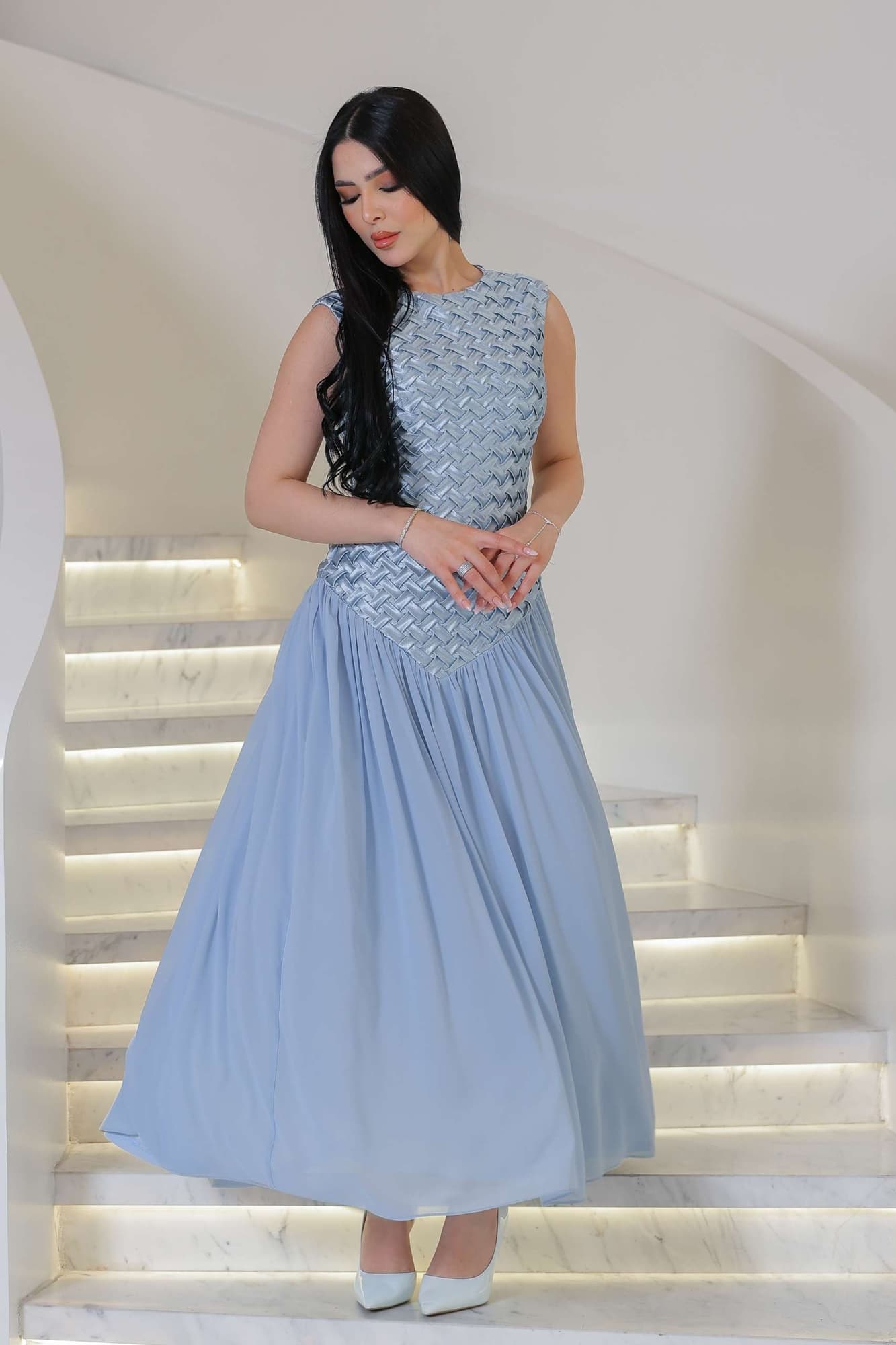 فستان ناعم منسوج بنقشة أنيقة تضيف بعدًا عصريًا ولمسة فاخرة