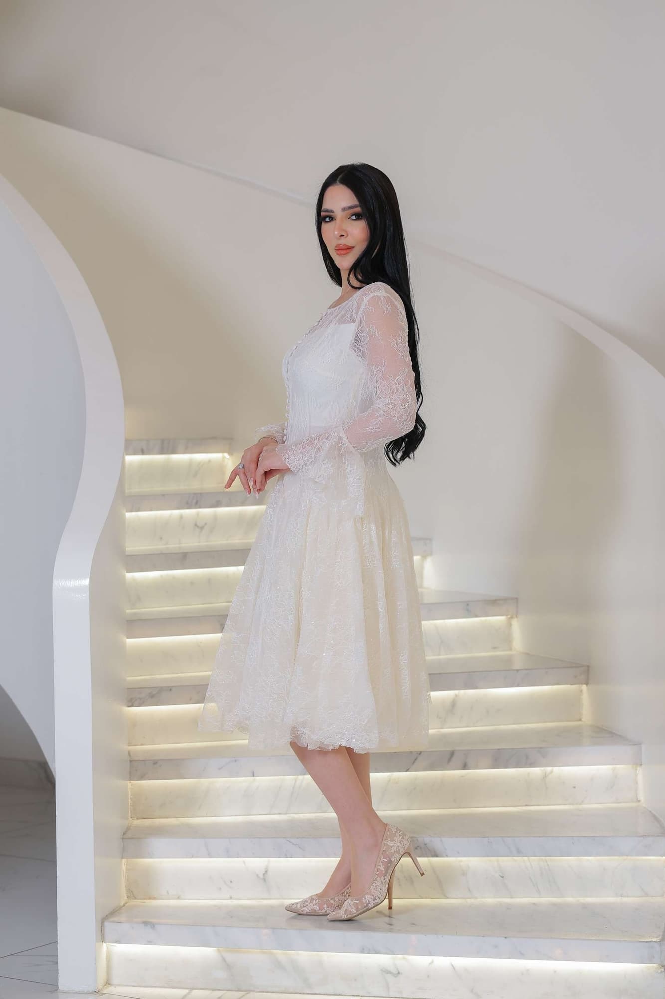 فستان ميدي دانتيل يجمع بين الأناقه والأنوثه