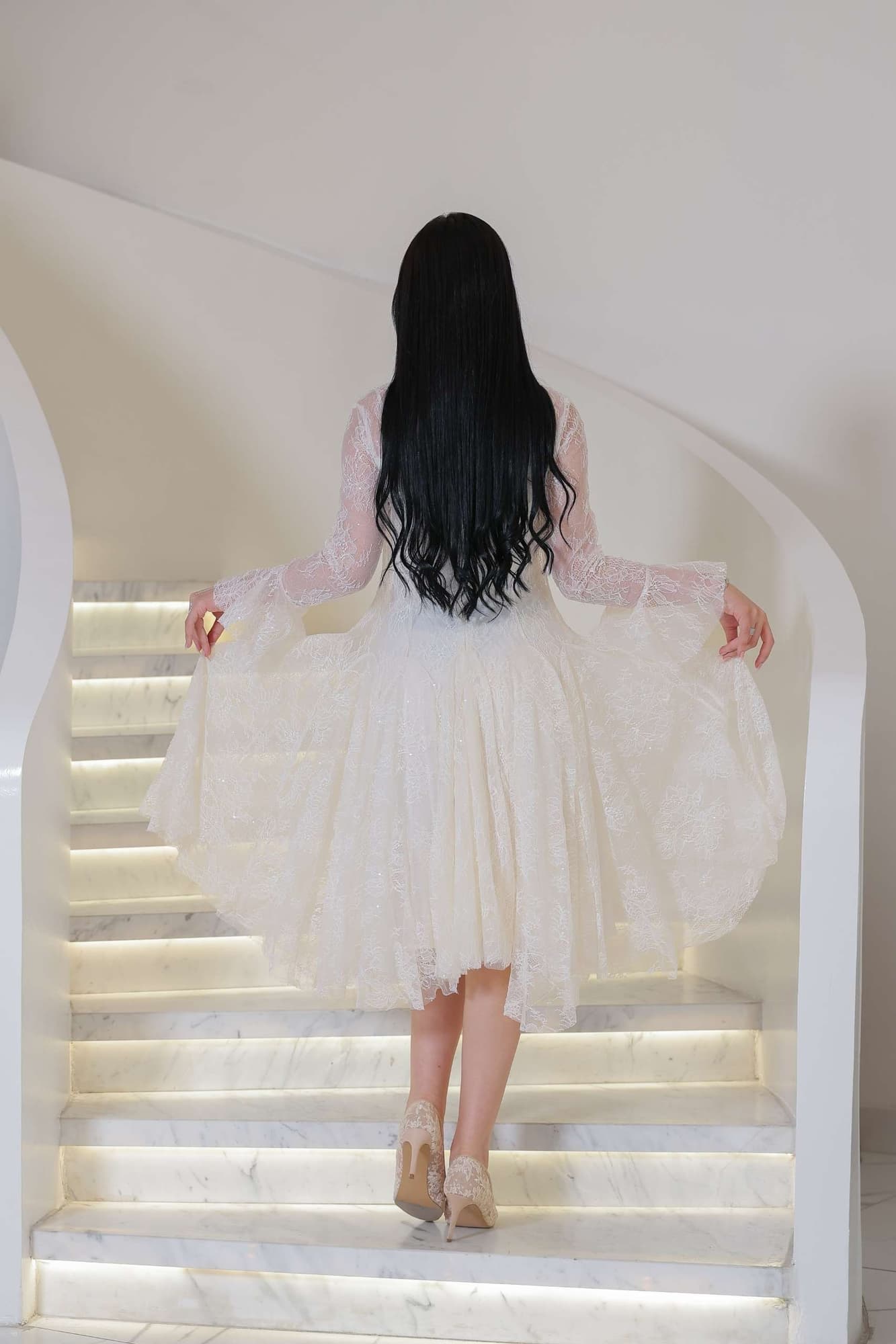 فستان ميدي دانتيل يجمع بين الأناقه والأنوثه