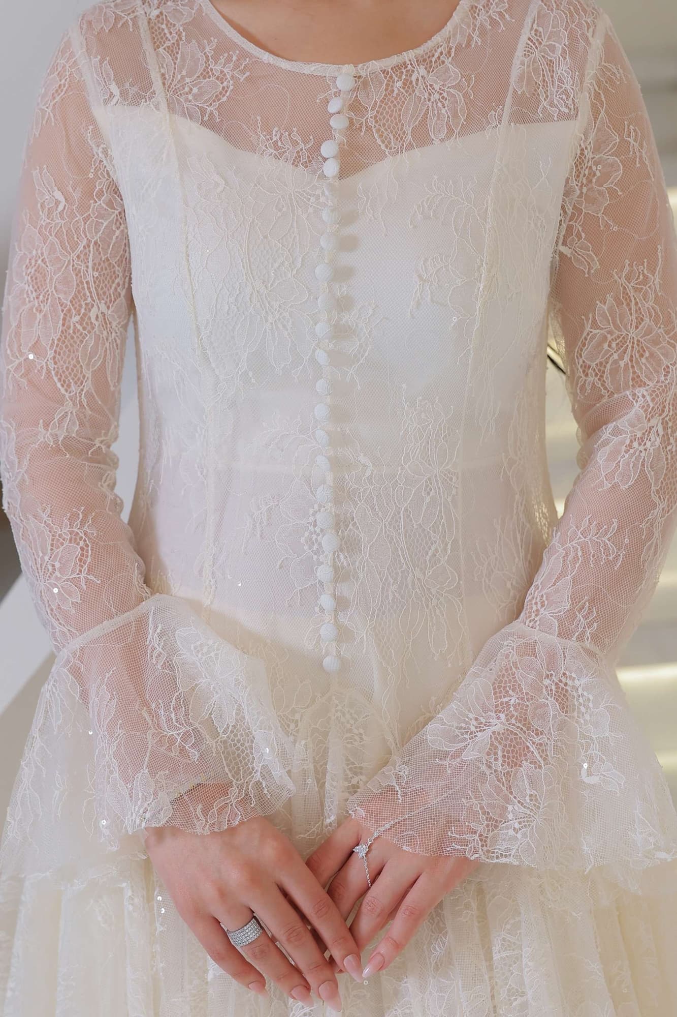 فستان ميدي دانتيل يجمع بين الأناقه والأنوثه