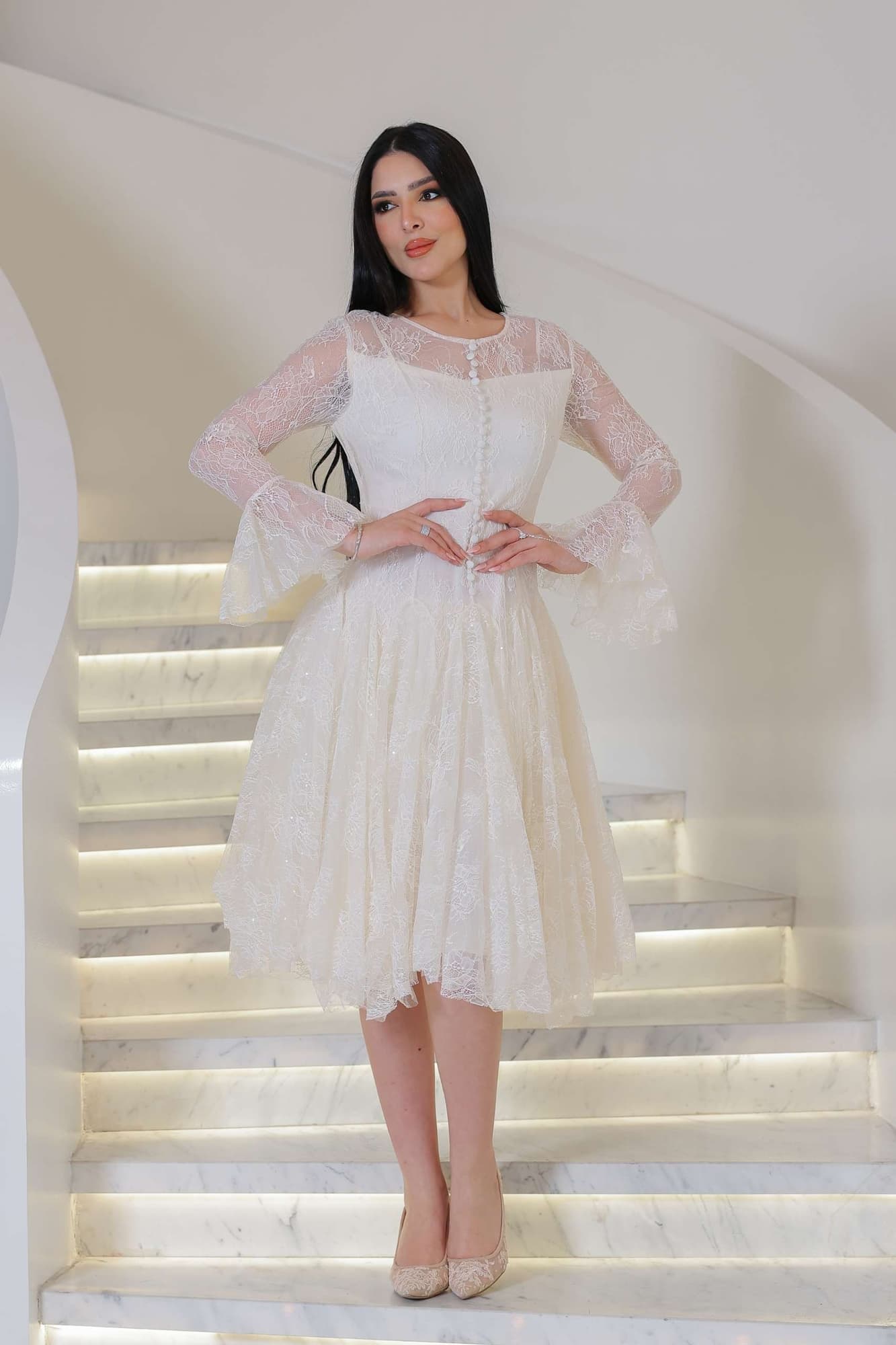 فستان ميدي دانتيل يجمع بين الأناقه والأنوثه