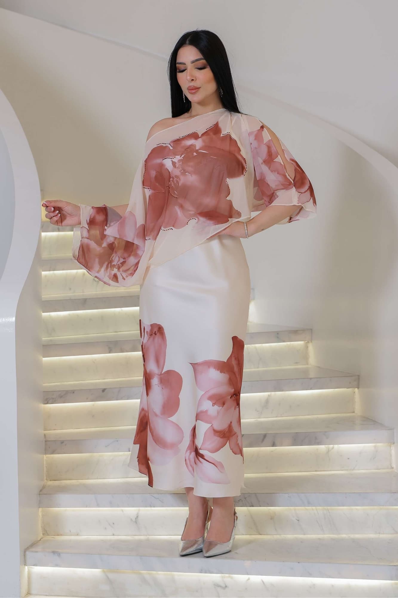 فستان أنثوي راقٍ يجمع بين الرومانسية والفن بتدرجات ناعمة مع طبعات وردية