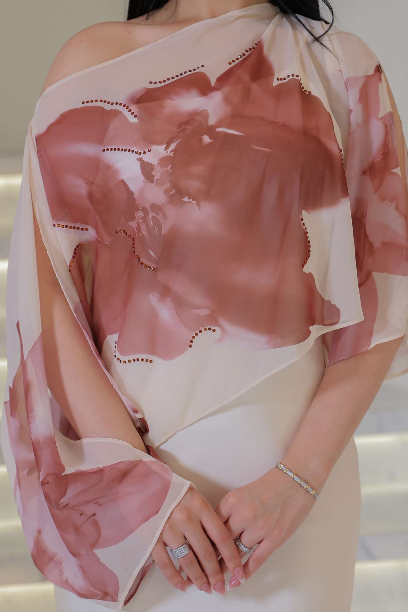 فستان أنثوي راقٍ يجمع بين الرومانسية والفن بتدرجات ناعمة مع طبعات وردية