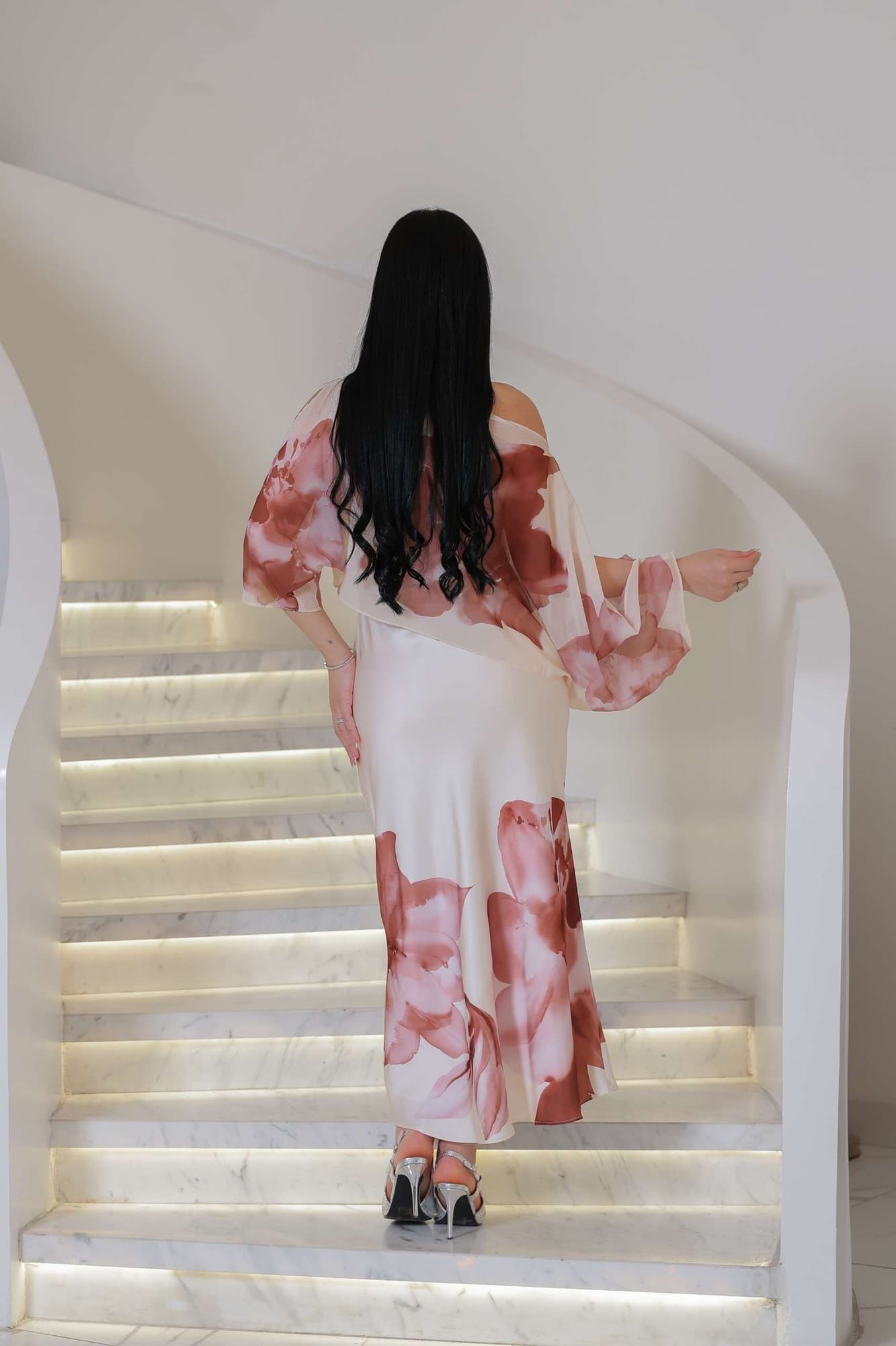 فستان أنثوي راقٍ يجمع بين الرومانسية والفن بتدرجات ناعمة مع طبعات وردية