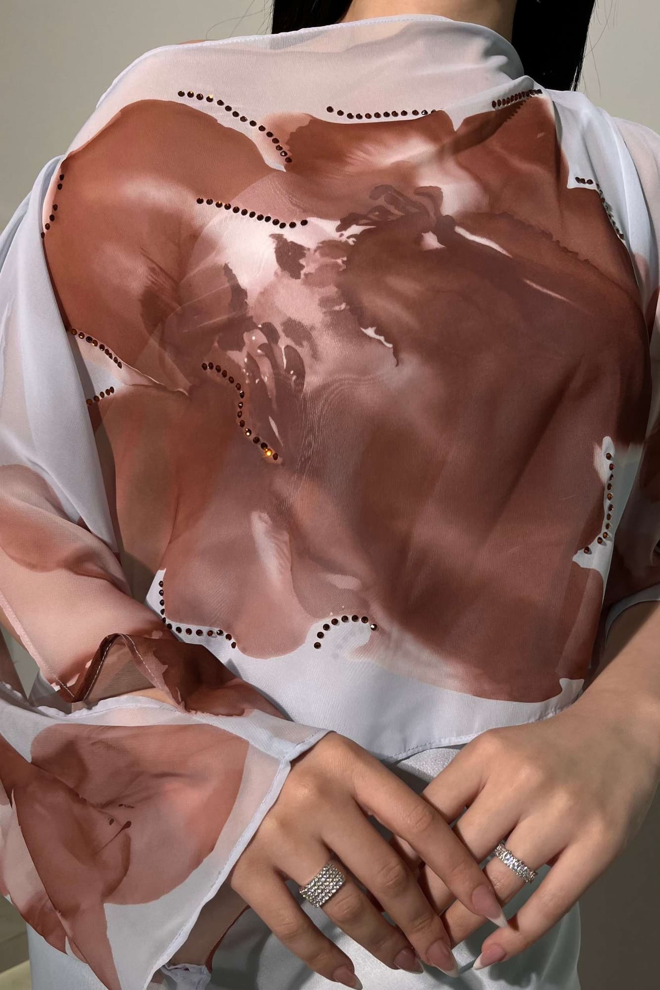 فستان أنثوي راقٍ يجمع بين الرومانسية والفن بتدرجات ناعمة مع طبعات وردية